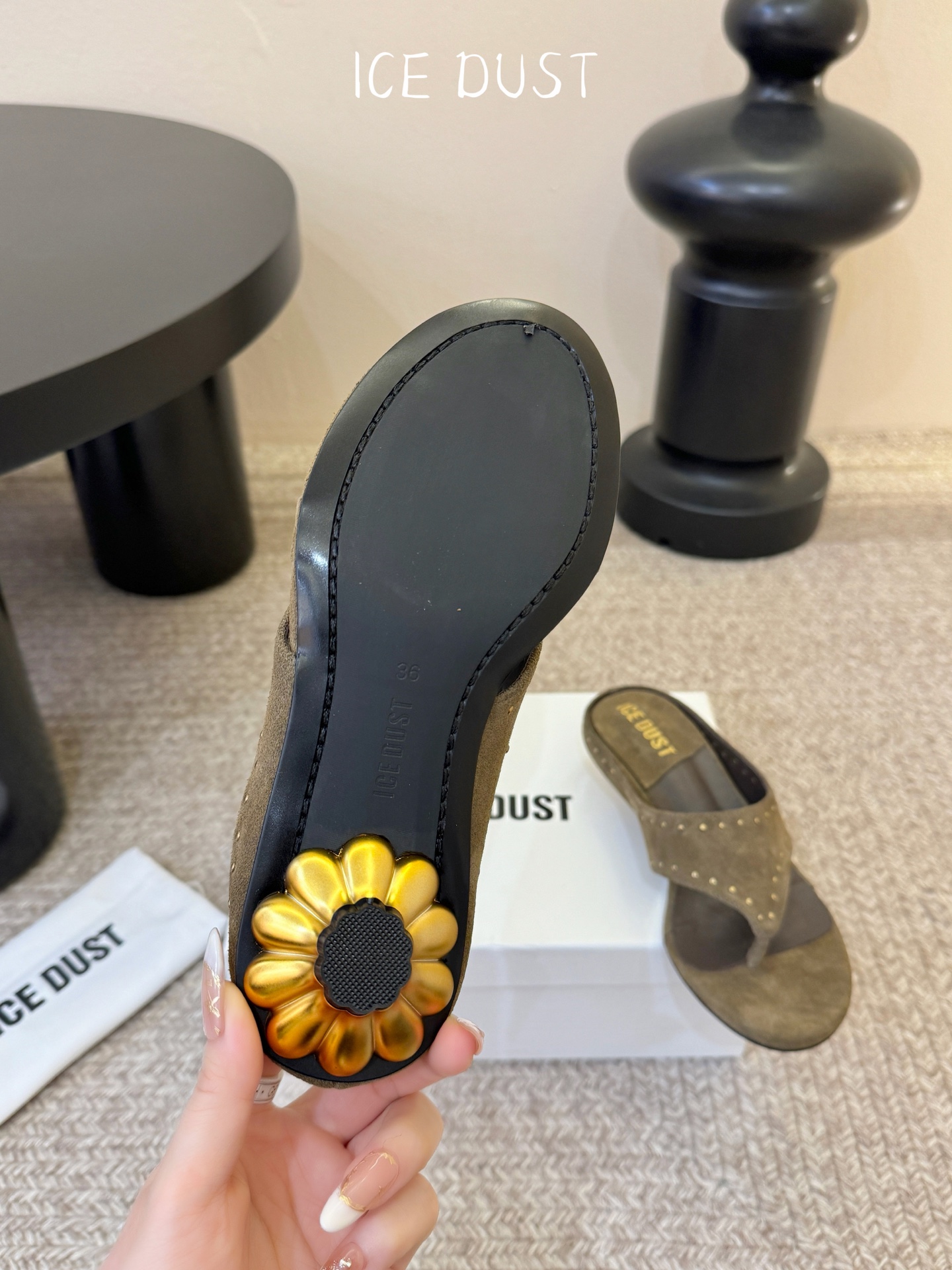 ICEDUST26春夏花瓣跟撞钉夹脚拖鞋，鞋面高丝光牛反绒，内里羊皮，手工敲击做旧铆钉，原版金属花朵鞋跟