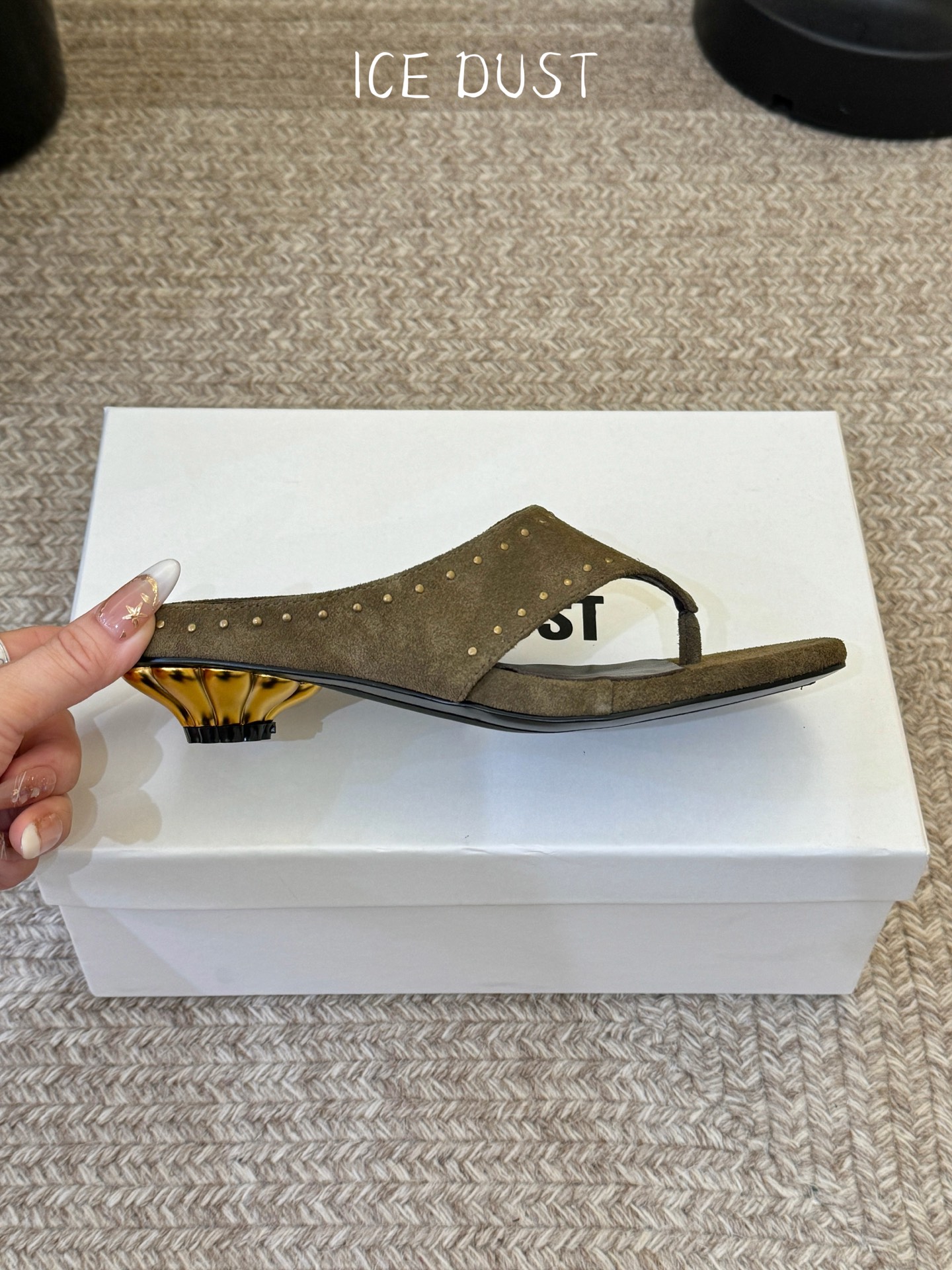 ICEDUST26春夏花瓣跟撞钉夹脚拖鞋，鞋面高丝光牛反绒，内里羊皮，手工敲击做旧铆钉，原版金属花朵鞋跟