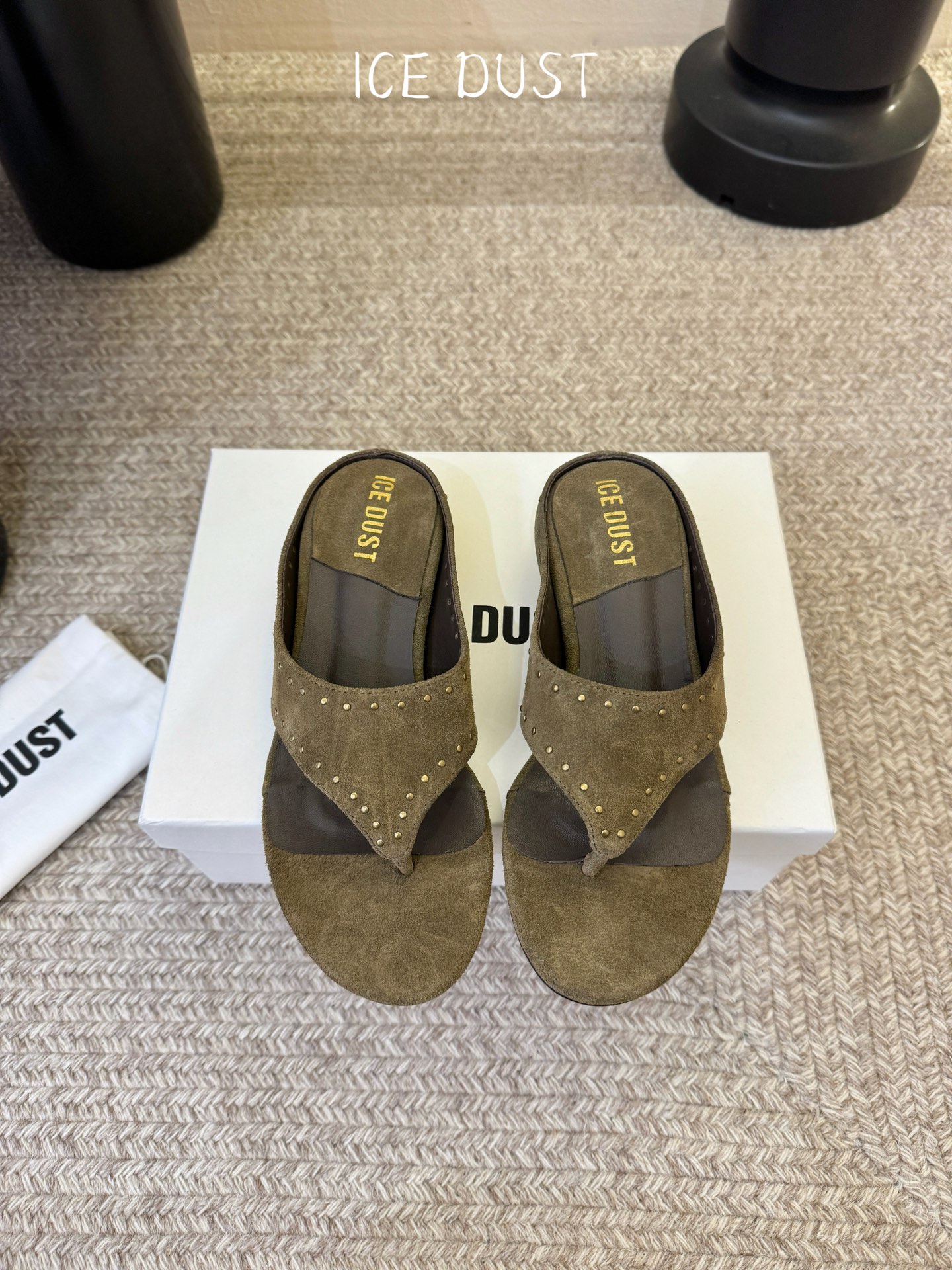 ICEDUST26春夏花瓣跟撞钉夹脚拖鞋，鞋面高丝光牛反绒，内里羊皮，手工敲击做旧铆钉，原版金属花朵鞋跟