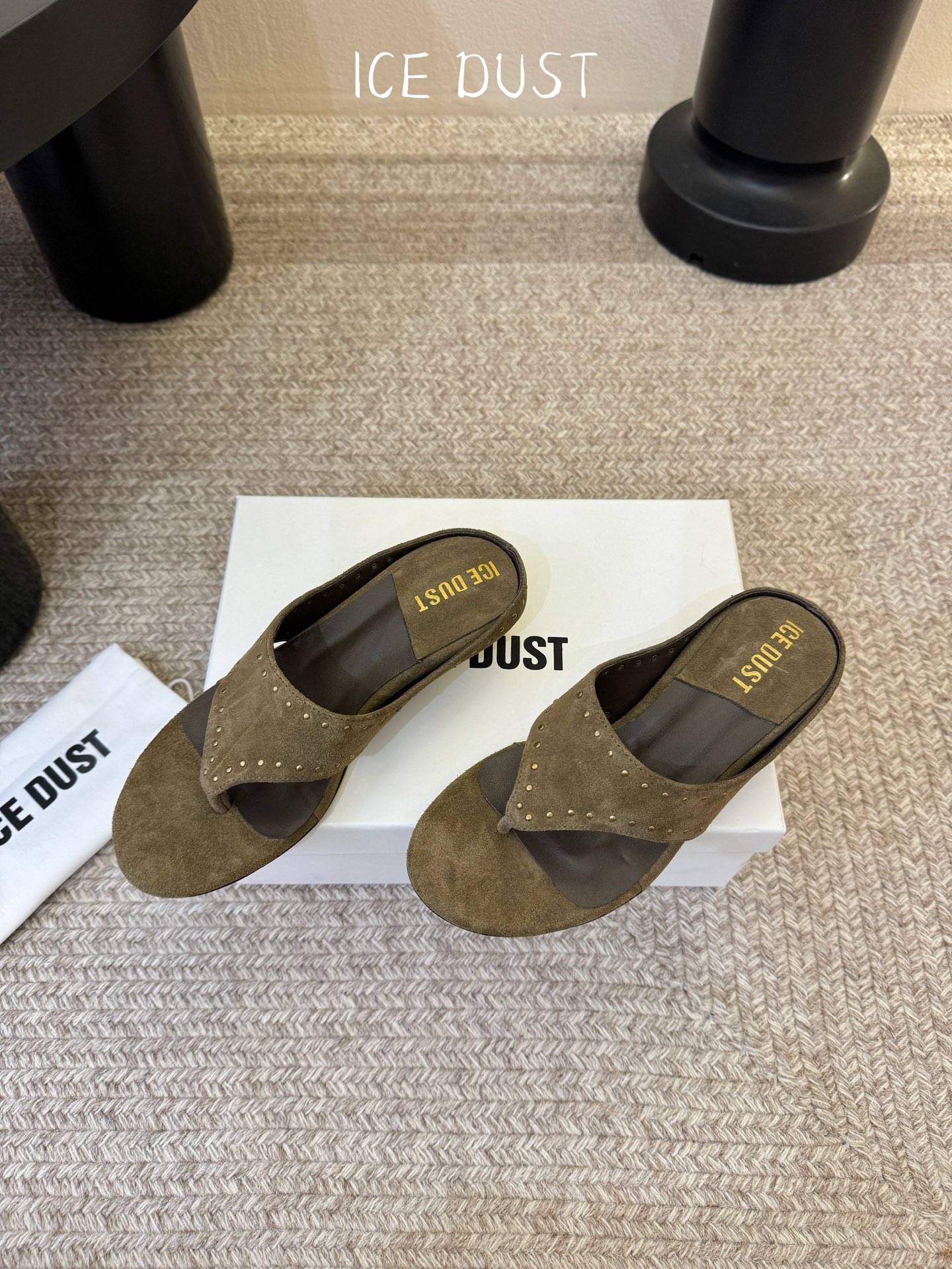 ICEDUST26春夏花瓣跟撞钉夹脚拖鞋，鞋面高丝光牛反绒，内里羊皮，手工敲击做旧铆钉，原版金属花朵鞋跟