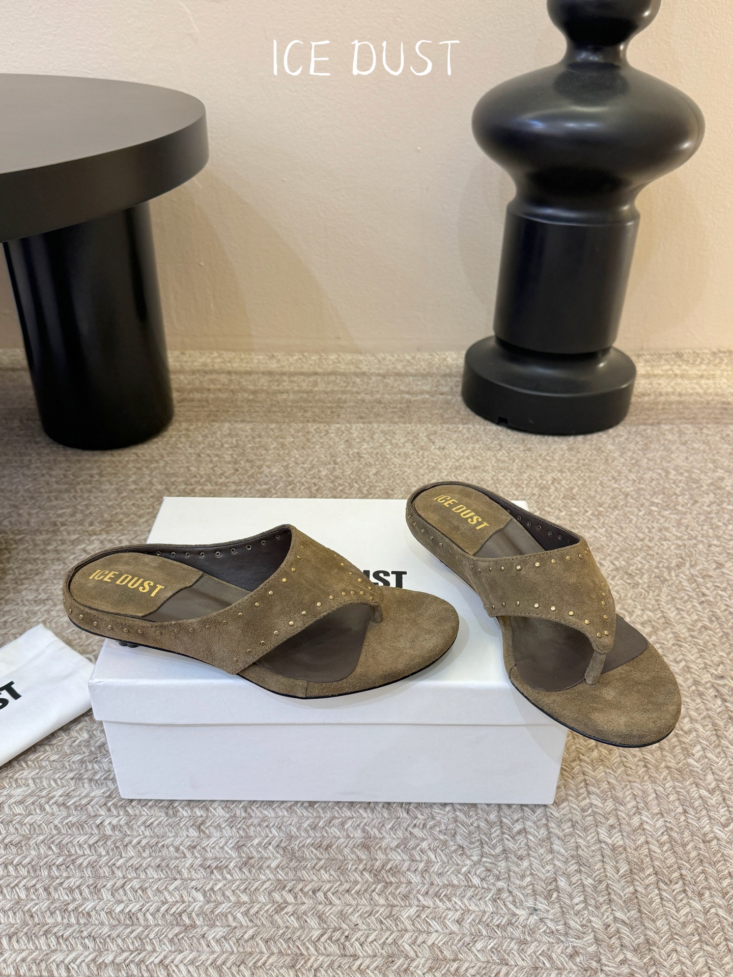 ICEDUST26春夏花瓣跟撞钉夹脚拖鞋，鞋面高丝光牛反绒，内里羊皮，手工敲击做旧铆钉，原版金属花朵鞋跟