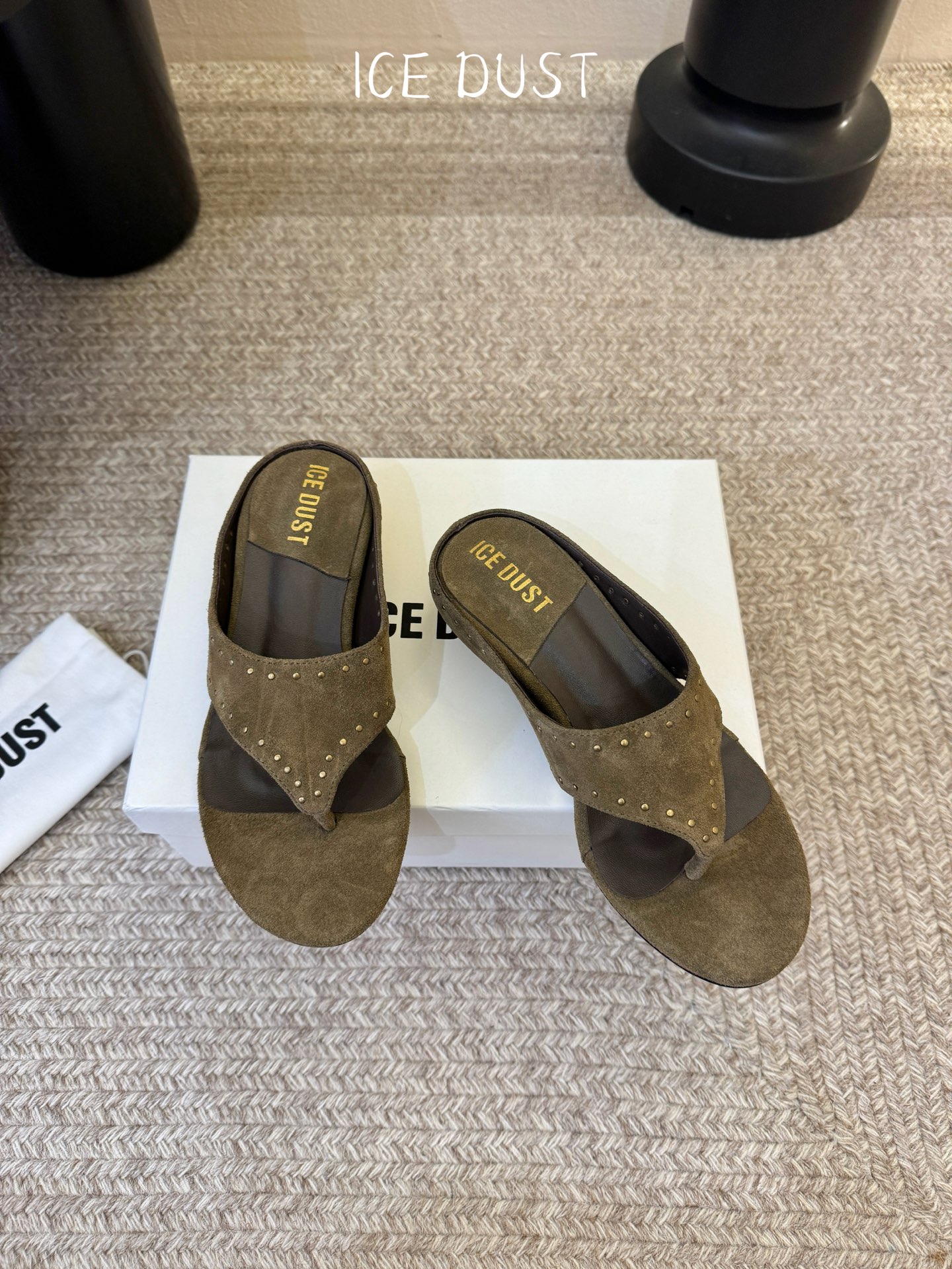 ICEDUST26春夏花瓣跟撞钉夹脚拖鞋，鞋面高丝光牛反绒，内里羊皮，手工敲击做旧铆钉，原版金属花朵鞋跟