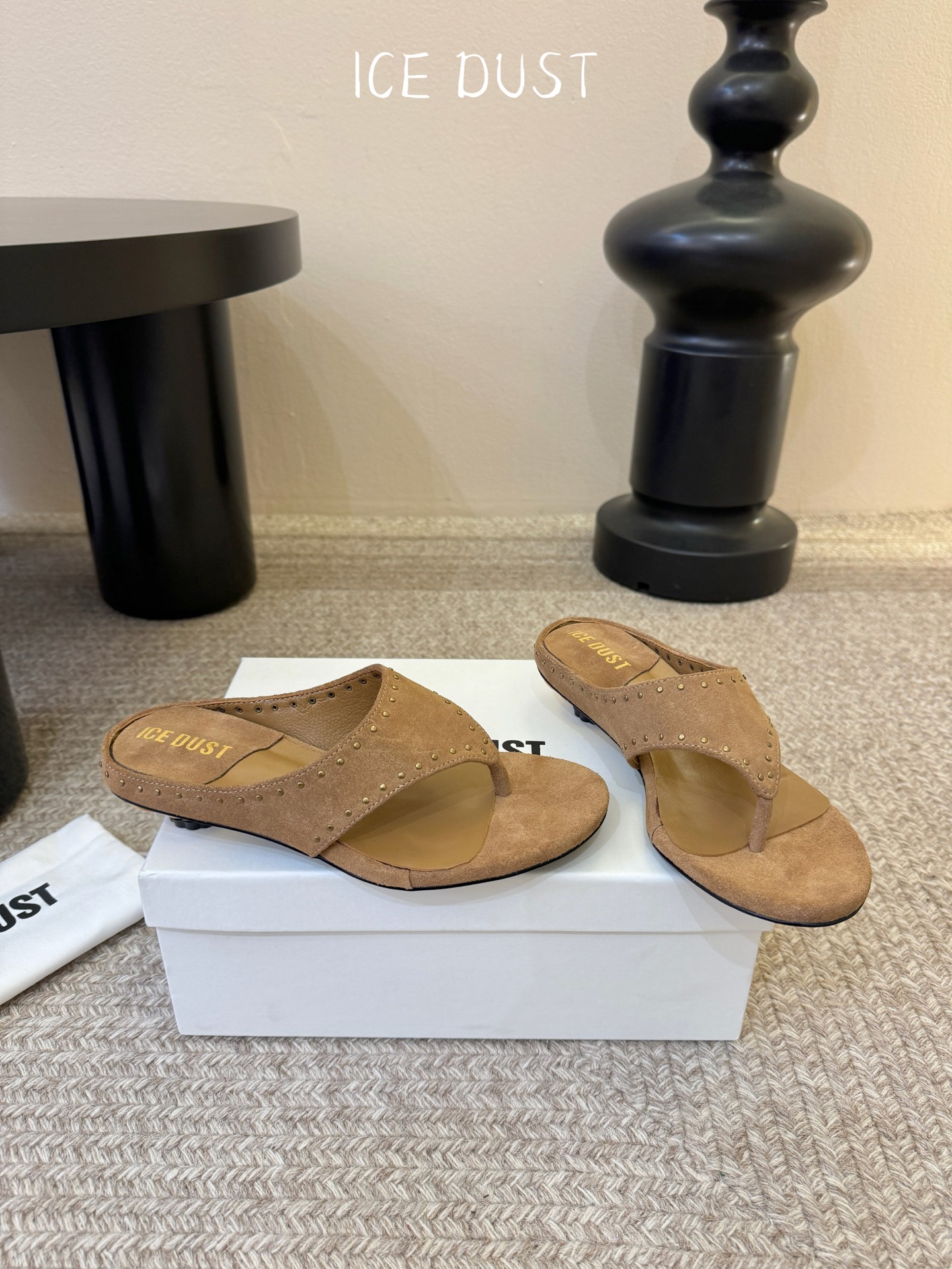 ICEDUST26春夏花瓣跟撞钉夹脚拖鞋，鞋面高丝光牛反绒，内里羊皮，手工敲击做旧铆钉，原版金属花朵鞋跟