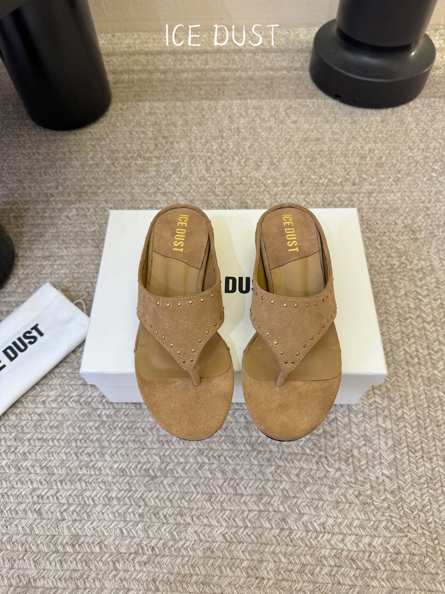 ICEDUST26春夏花瓣跟撞钉夹脚拖鞋，鞋面高丝光牛反绒，内里羊皮，手工敲击做旧铆钉，原版金属花朵鞋跟