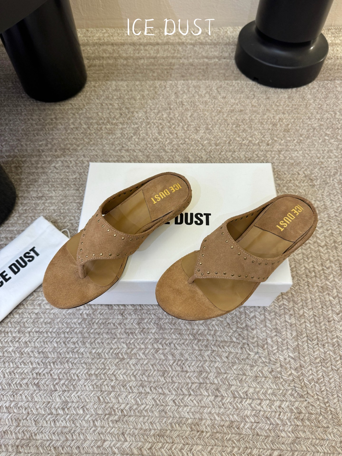 ICEDUST26春夏花瓣跟撞钉夹脚拖鞋，鞋面高丝光牛反绒，内里羊皮，手工敲击做旧铆钉，原版金属花朵鞋跟