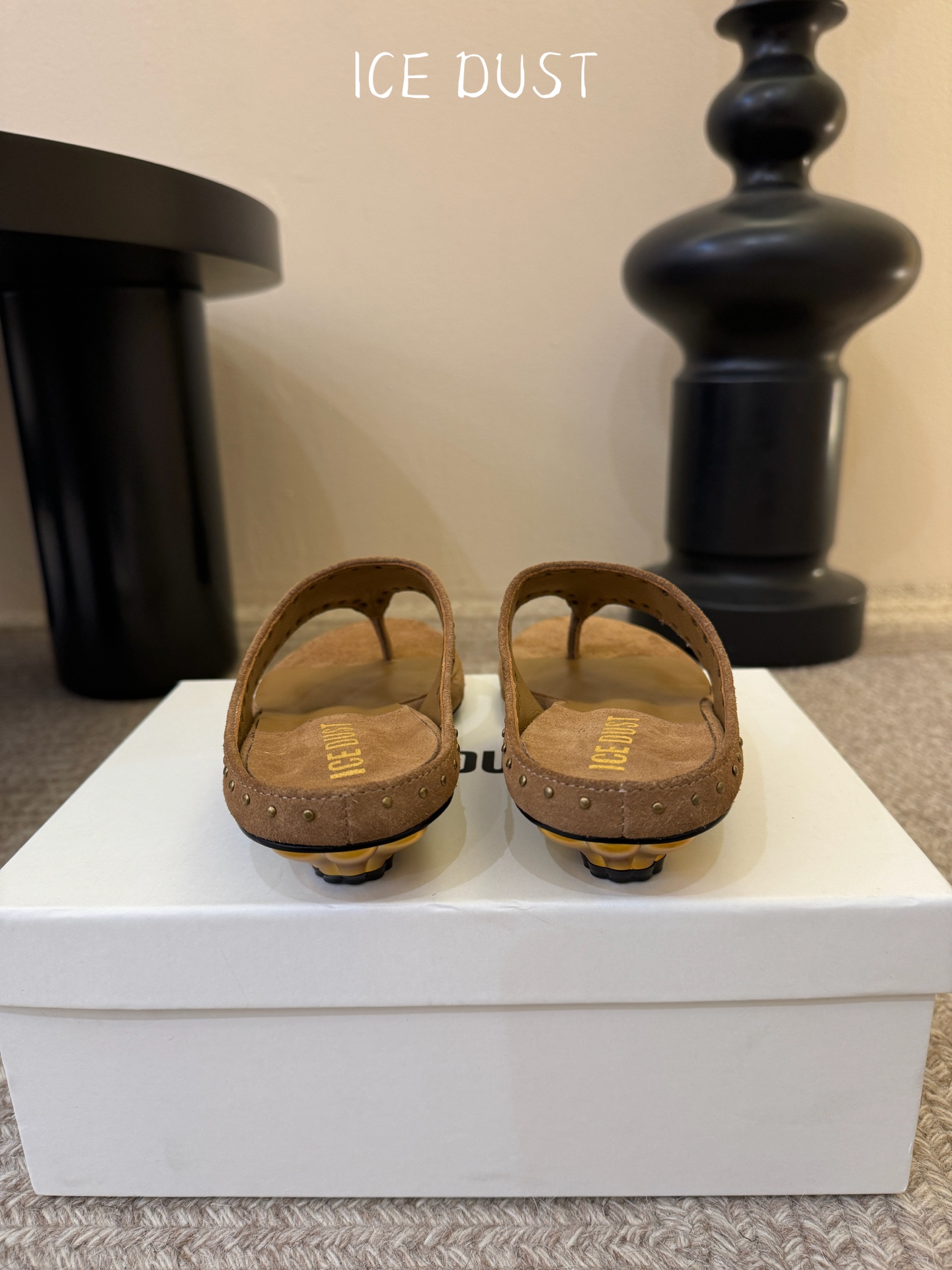 ICEDUST26春夏花瓣跟撞钉夹脚拖鞋，鞋面高丝光牛反绒，内里羊皮，手工敲击做旧铆钉，原版金属花朵鞋跟