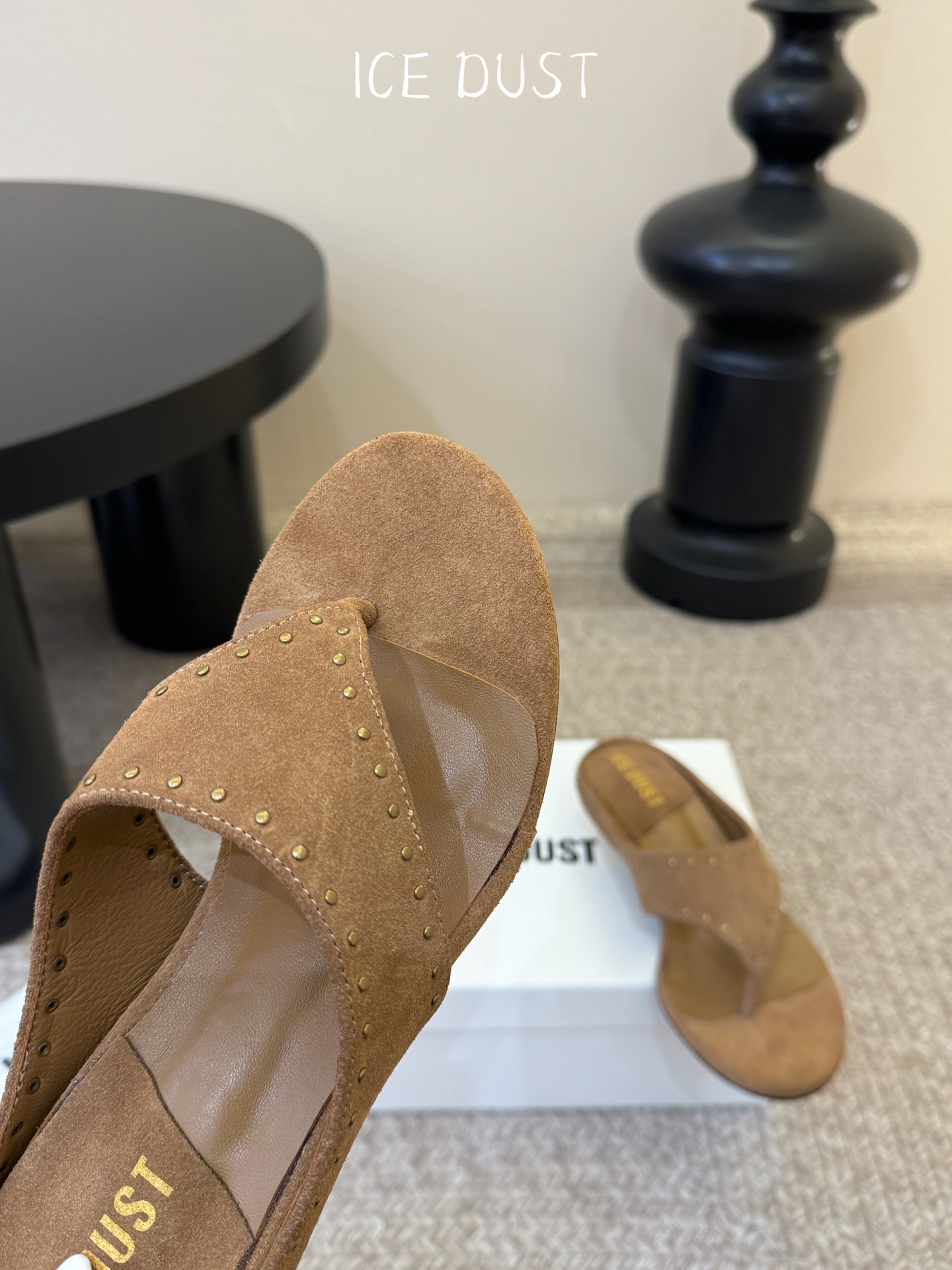 ICEDUST26春夏花瓣跟撞钉夹脚拖鞋，鞋面高丝光牛反绒，内里羊皮，手工敲击做旧铆钉，原版金属花朵鞋跟