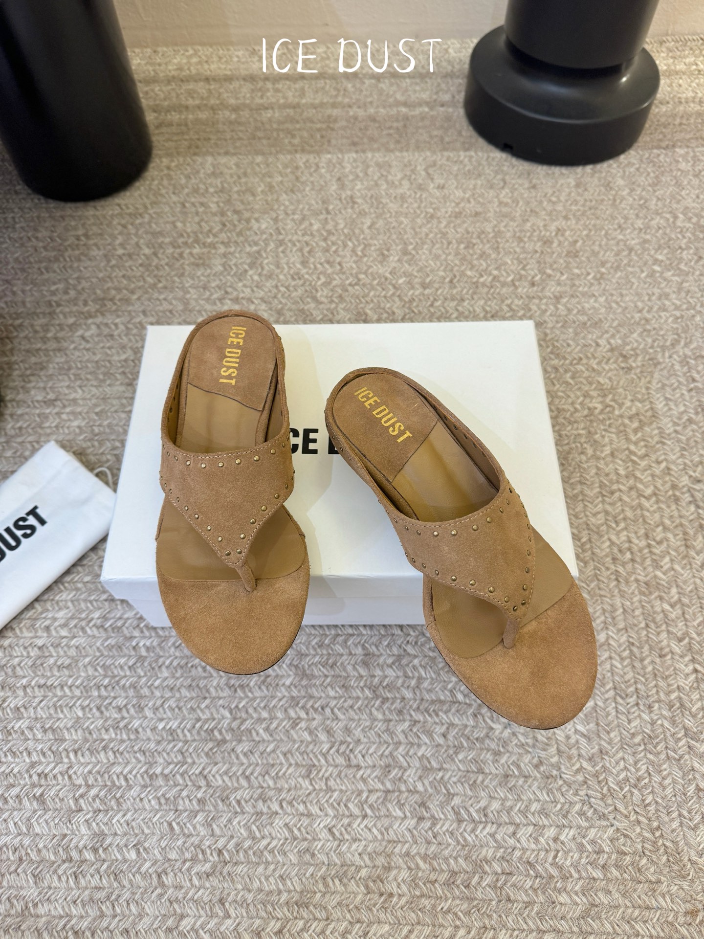 ICEDUST26春夏花瓣跟撞钉夹脚拖鞋，鞋面高丝光牛反绒，内里羊皮，手工敲击做旧铆钉，原版金属花朵鞋跟