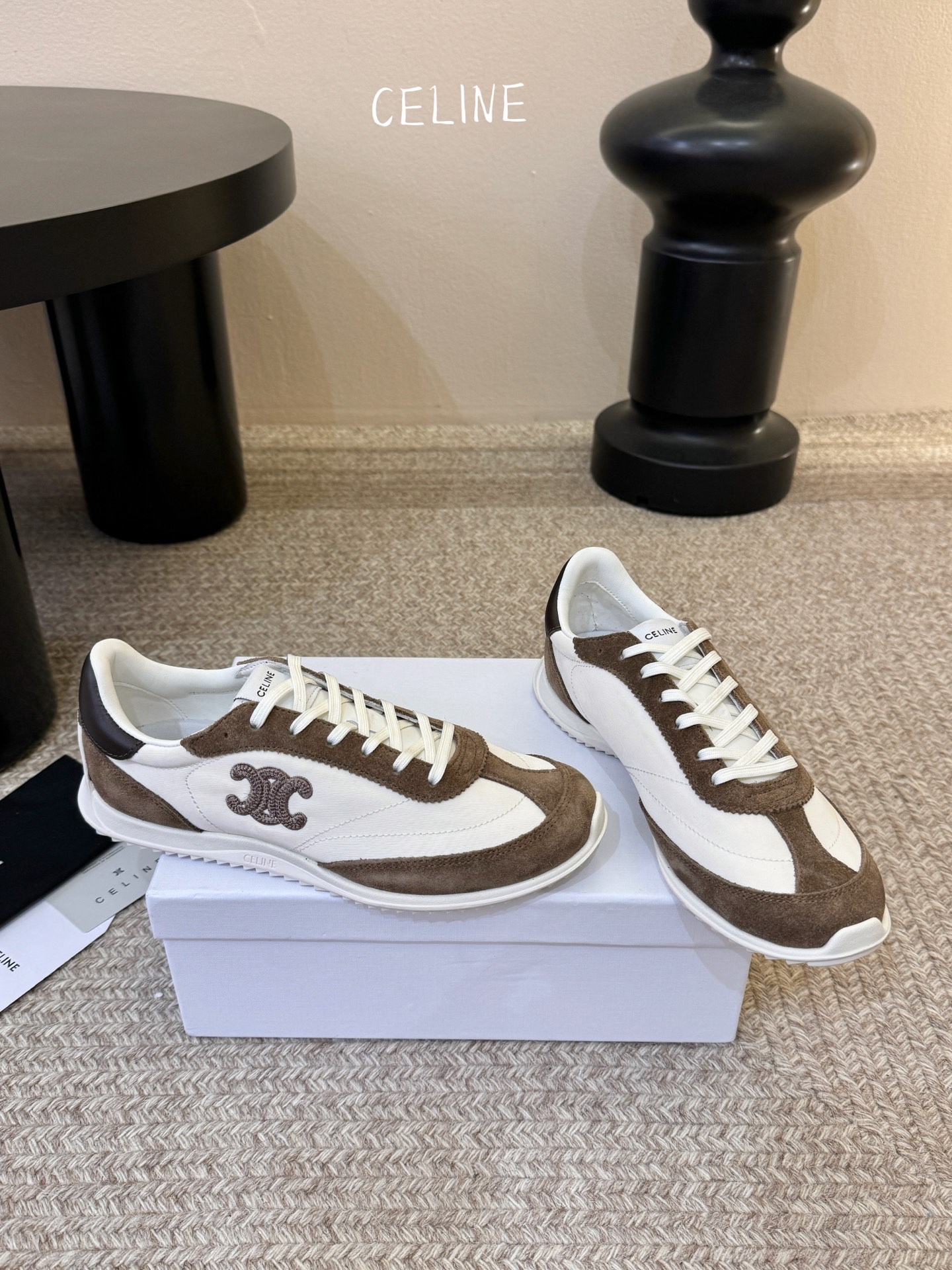 增加颜色Celin*凯旋门复古运动鞋德训鞋阿甘鞋采用经典的阿甘鞋/德训鞋轮廓，低帮流线型鞋身搭配窄鞋头，