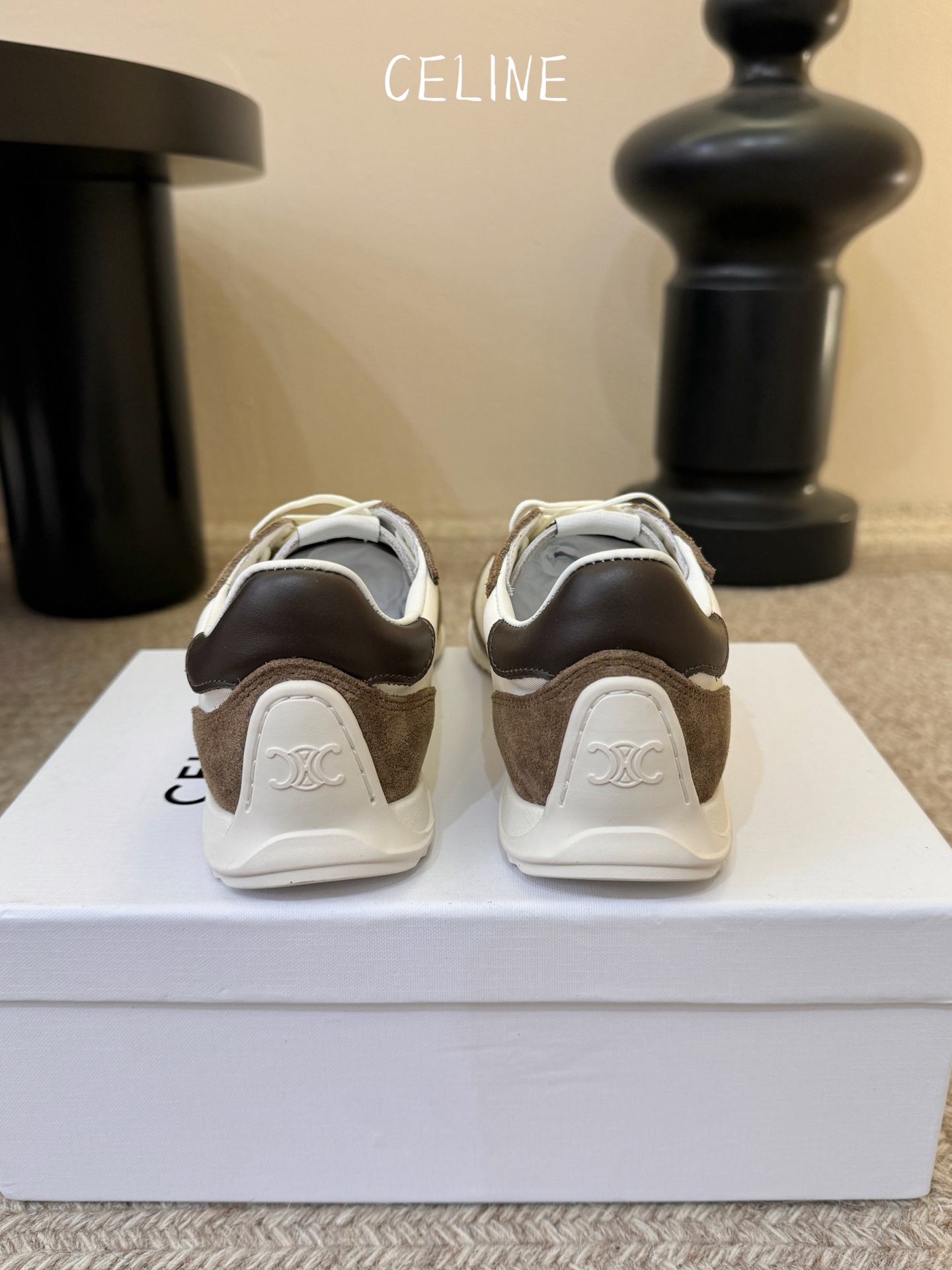 增加颜色Celin*凯旋门复古运动鞋德训鞋阿甘鞋采用经典的阿甘鞋/德训鞋轮廓，低帮流线型鞋身搭配窄鞋头，