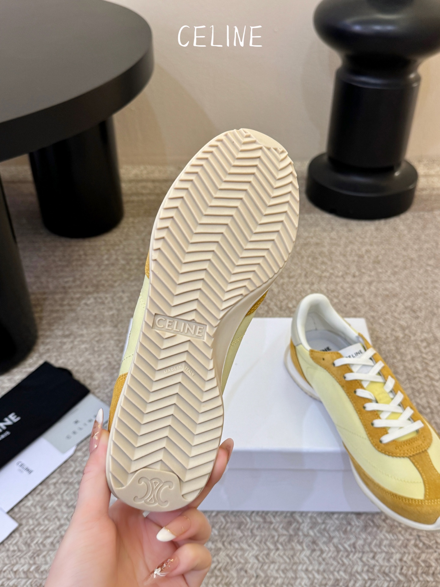 增加颜色Celin*凯旋门复古运动鞋德训鞋阿甘鞋采用经典的阿甘鞋/德训鞋轮廓，低帮流线型鞋身搭配窄鞋头，