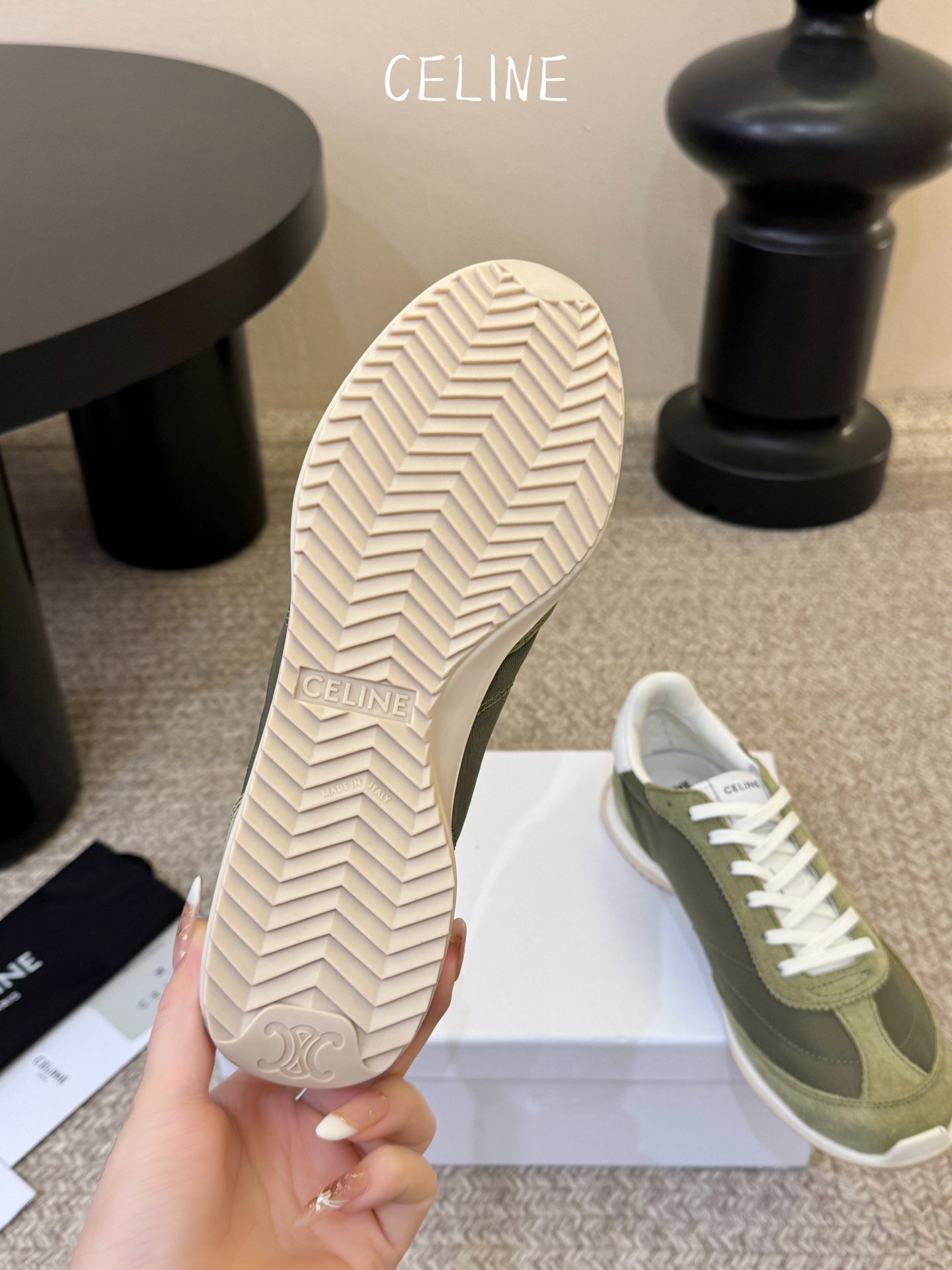 增加颜色Celin*凯旋门复古运动鞋德训鞋阿甘鞋采用经典的阿甘鞋/德训鞋轮廓，低帮流线型鞋身搭配窄鞋头，