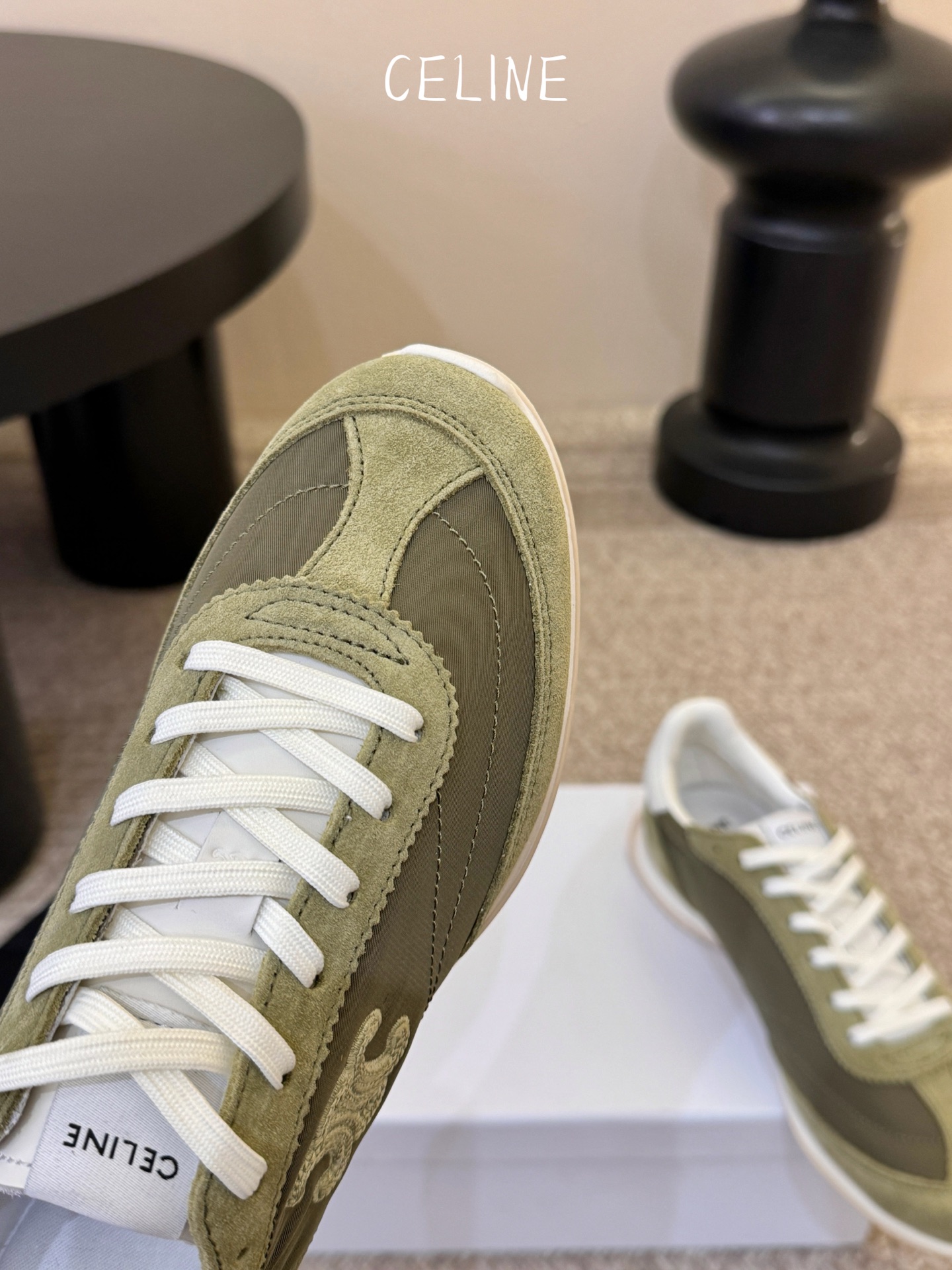 增加颜色Celin*凯旋门复古运动鞋德训鞋阿甘鞋采用经典的阿甘鞋/德训鞋轮廓，低帮流线型鞋身搭配窄鞋头，