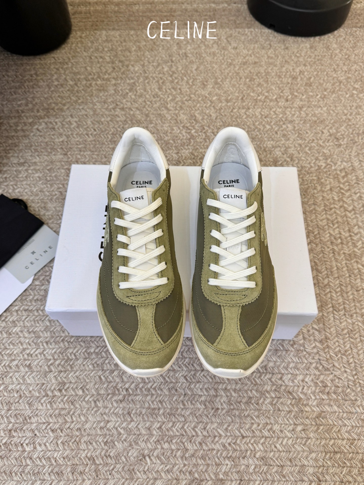 NO:781347,Add colors Celin*Arc de Triomphe retro sports shoes De Xun shoes Forrest shoes adopt the classic Forrest Gump/De Xun shoes silhouette, with a low-top streamlined shoe body and a narrow toe to restore the retro sports trend, with both a retro feel and neat lines.  Low saturation earth tones and classic colors are highly adaptable, not only in line with CELINE's minimalist aesthetics, but also can be easily matched with a variety of styles. The flat rubber sole is both anti-slip and cushioning, and the shoe shape fits the foot shape. It can be worn for daily commuting and leisure travel. It combines retro styling with practicality. Upper is cow suede/cloth, lining is sheepskin, and rubber outsole is 3cm higher.  size 35-40 (customized sizes 40 are non-refundable), casual shoes/sports shoes, celine, sneakers, sheepskin19860909增加颜色 Celin*凯旋门复古运动鞋德训鞋阿甘鞋 采用经典的阿甘鞋/德训鞋轮廓,低帮流线型鞋身搭配窄鞋头,还原复古运动风潮,兼具复古感与利落的线条感. 低饱和大地色系与经典色,适配性强,既符合CELINE的极简美学,又能轻松搭配多种穿搭风格.平底橡胶鞋底兼顾防滑与缓震,鞋型贴合脚型,日常通勤、休闲出行都能穿,复古造型与实用性结合. 鞋面牛反绒/布 内里羊皮 大底橡胶大底 增高3cm size35-40码（40码定制不退换）,休闲鞋/运动鞋,celine,sneakers,sheepskin,Women's Shoes