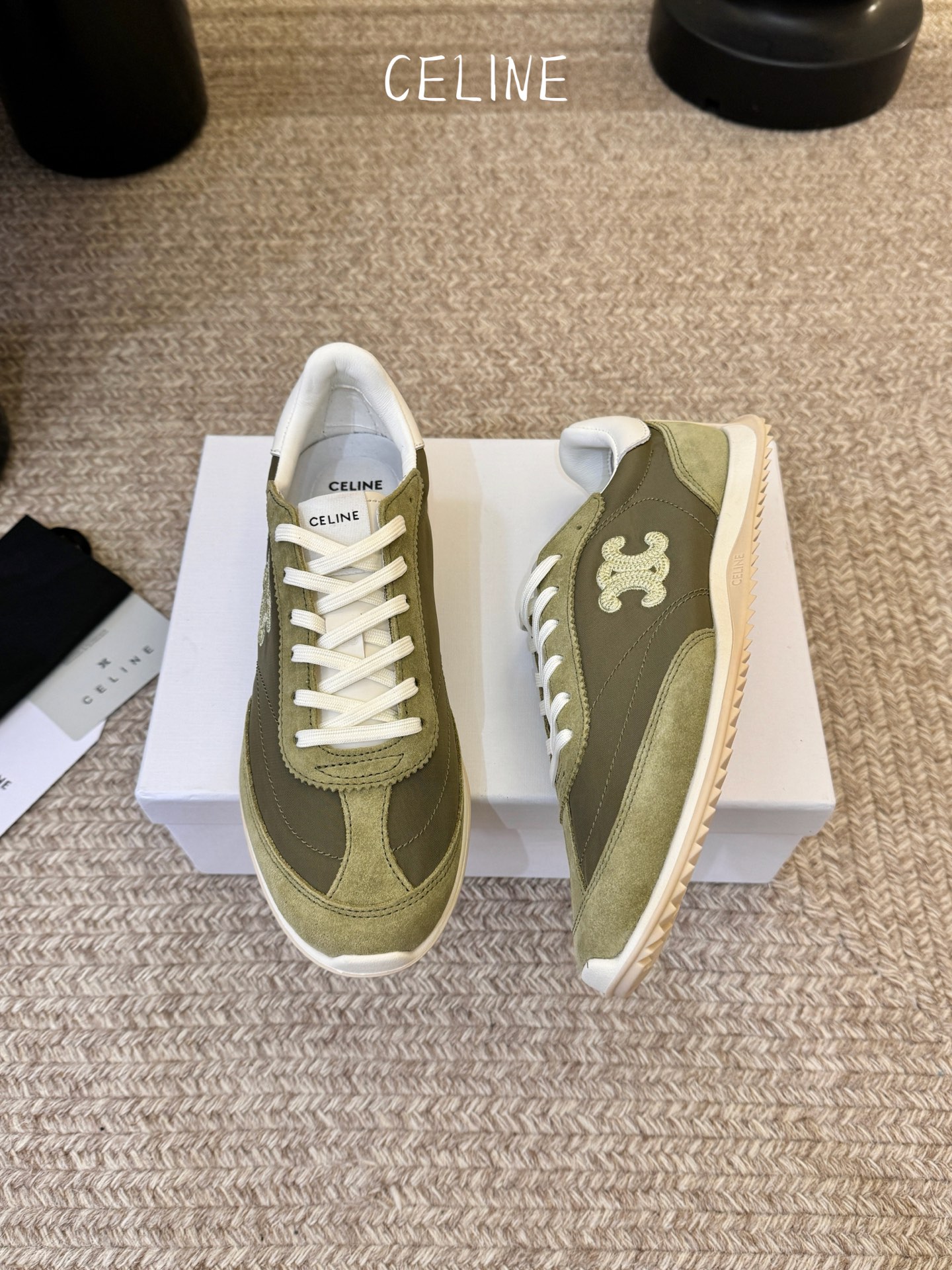 增加颜色Celin*凯旋门复古运动鞋德训鞋阿甘鞋采用经典的阿甘鞋/德训鞋轮廓，低帮流线型鞋身搭配窄鞋头，