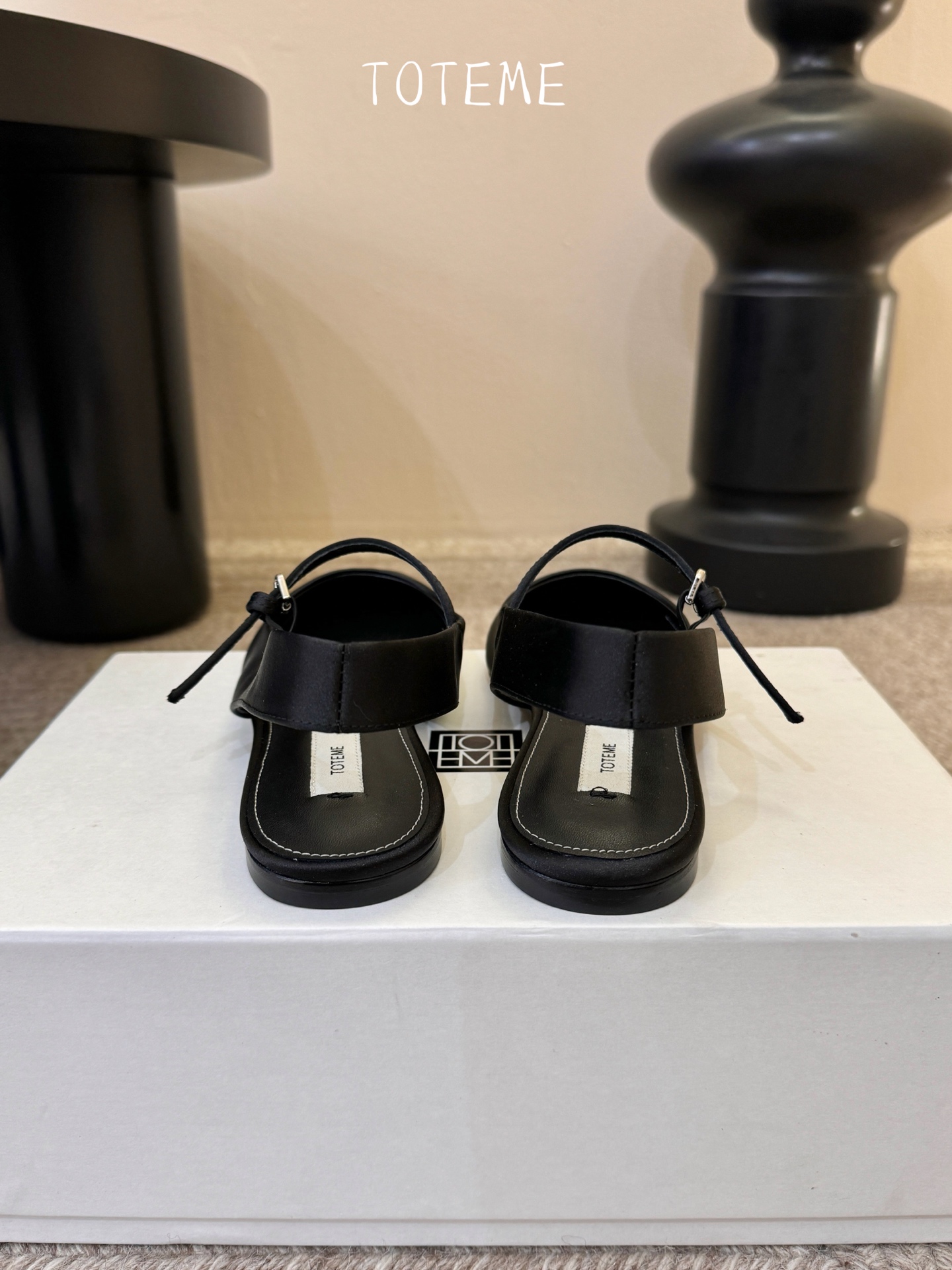 TOTEM*26ss早春新款经典后空玛丽珍单鞋一眼沦陷的北欧极简设计，将TOTEME的清冷高级感完美诠释