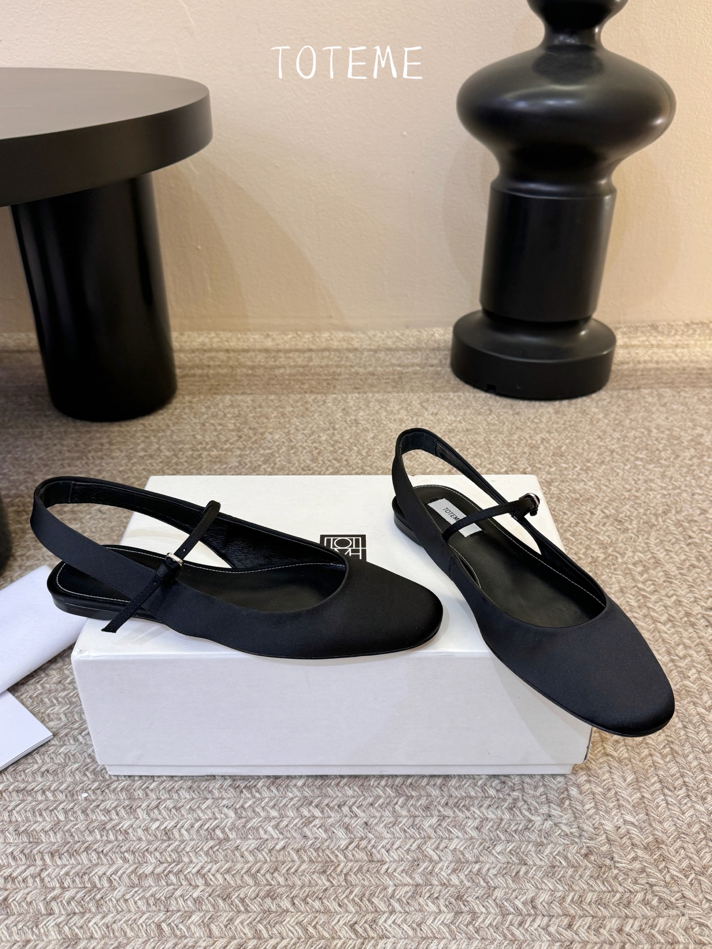 TOTEM*26ss早春新款经典后空玛丽珍单鞋一眼沦陷的北欧极简设计，将TOTEME的清冷高级感完美诠释