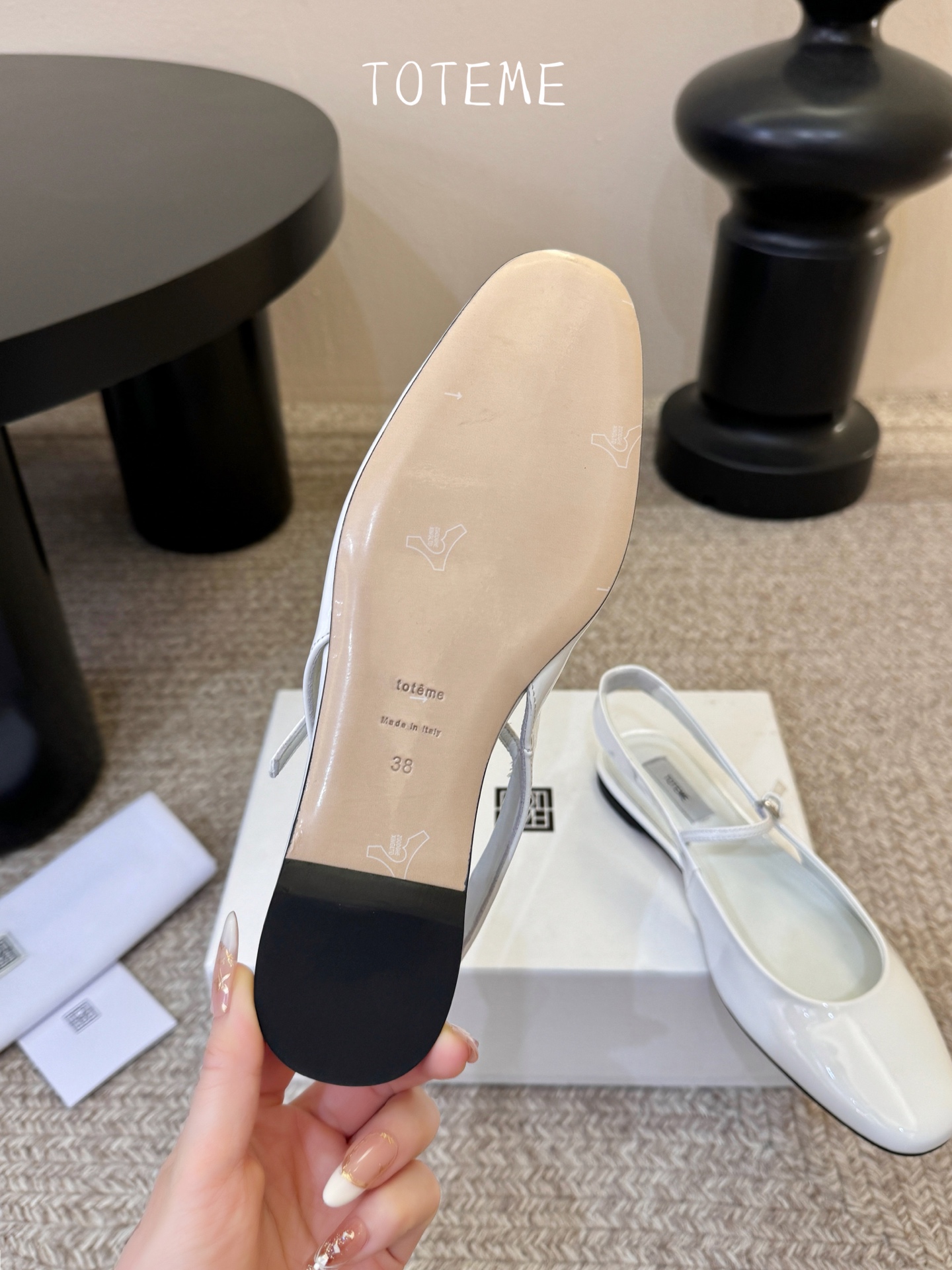 TOTEM*26ss早春新款经典后空玛丽珍单鞋一眼沦陷的北欧极简设计，将TOTEME的清冷高级感完美诠释