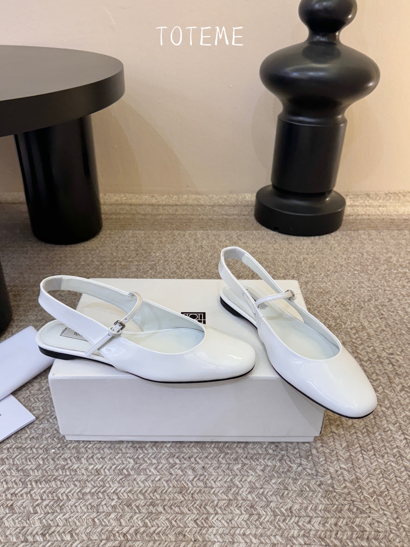 TOTEM*26ss早春新款经典后空玛丽珍单鞋一眼沦陷的北欧极简设计，将TOTEME的清冷高级感完美诠释