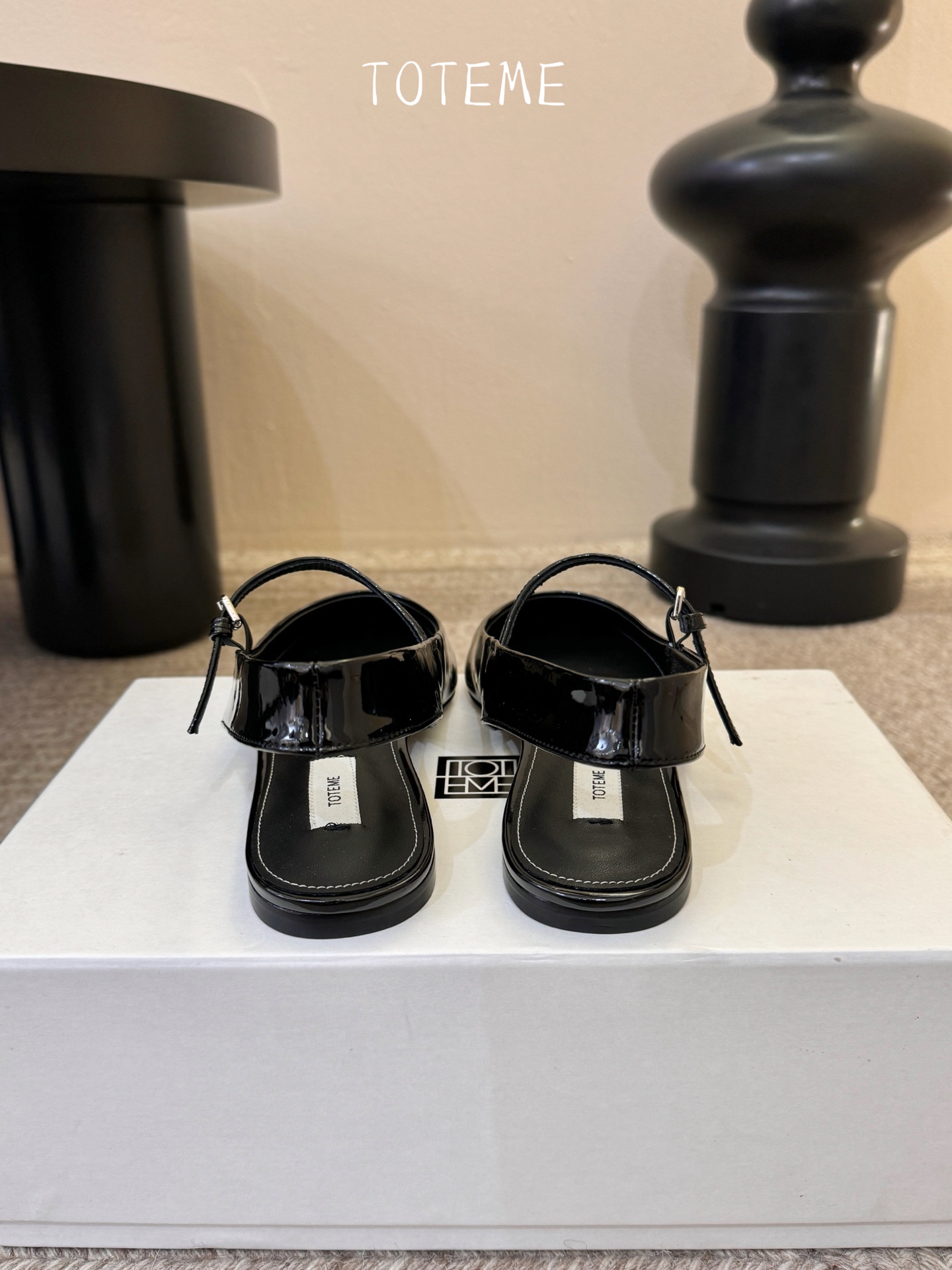 TOTEM*26ss早春新款经典后空玛丽珍单鞋一眼沦陷的北欧极简设计，将TOTEME的清冷高级感完美诠释