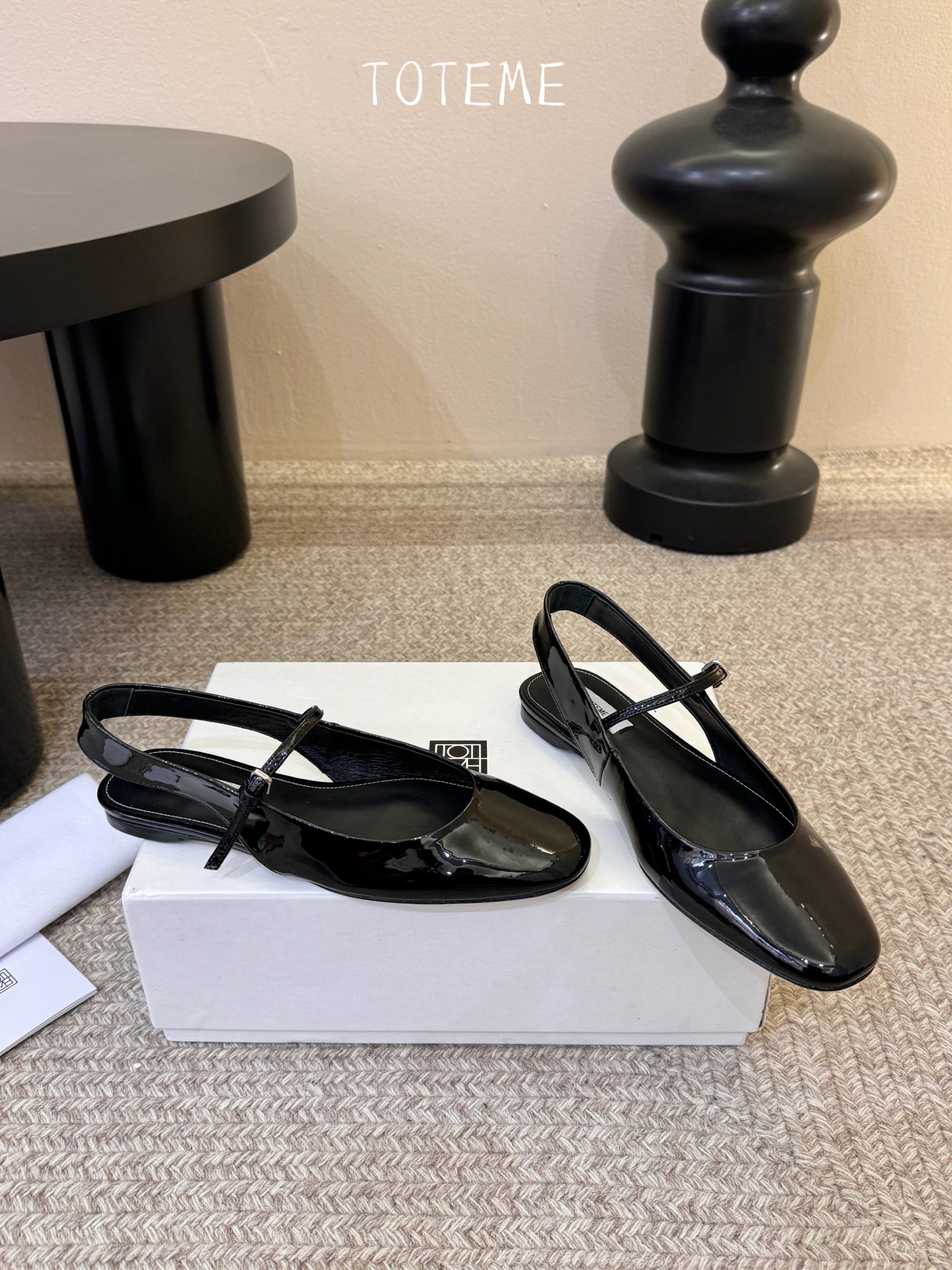 TOTEM*26ss早春新款经典后空玛丽珍单鞋一眼沦陷的北欧极简设计，将TOTEME的清冷高级感完美诠释