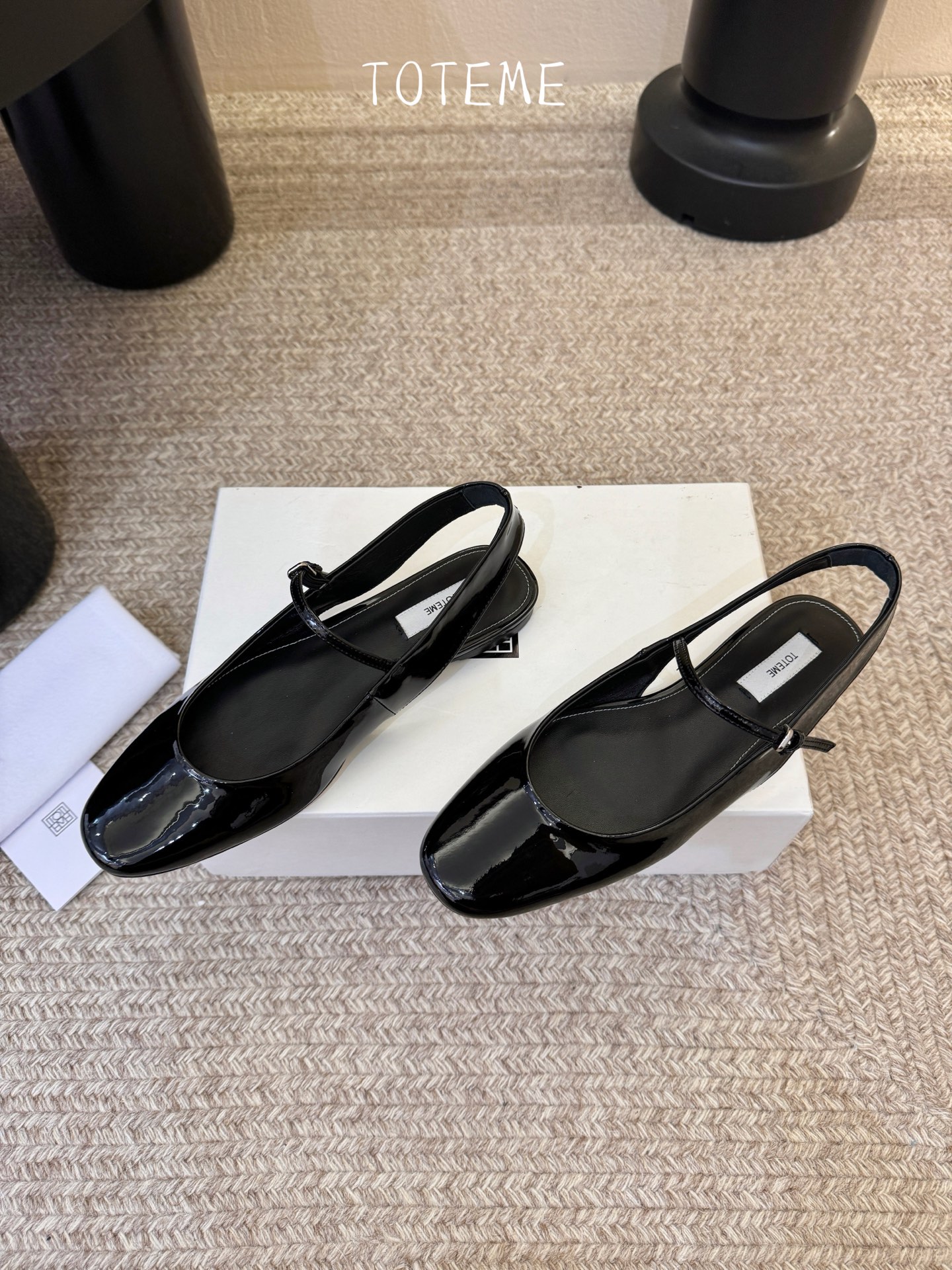 TOTEM*26ss早春新款经典后空玛丽珍单鞋一眼沦陷的北欧极简设计，将TOTEME的清冷高级感完美诠释