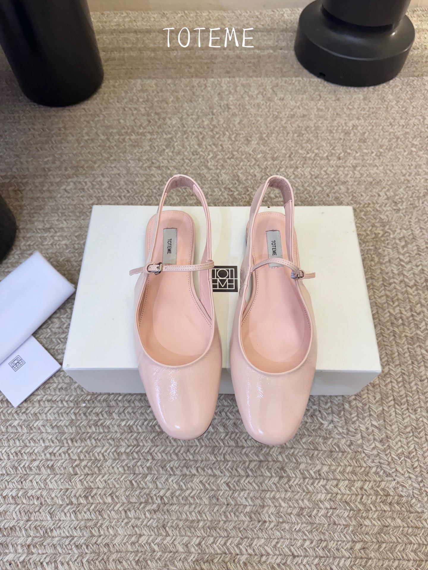 TOTEM*26ss早春新款经典后空玛丽珍单鞋一眼沦陷的北欧极简设计，将TOTEME的清冷高级感完美诠释