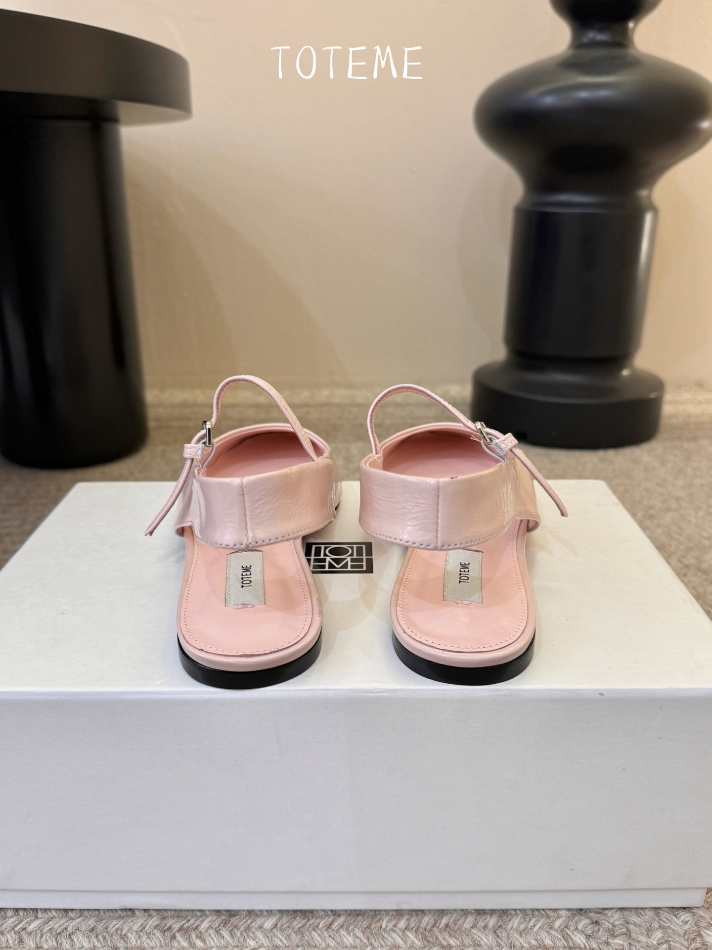 TOTEM*26ss早春新款经典后空玛丽珍单鞋一眼沦陷的北欧极简设计，将TOTEME的清冷高级感完美诠释