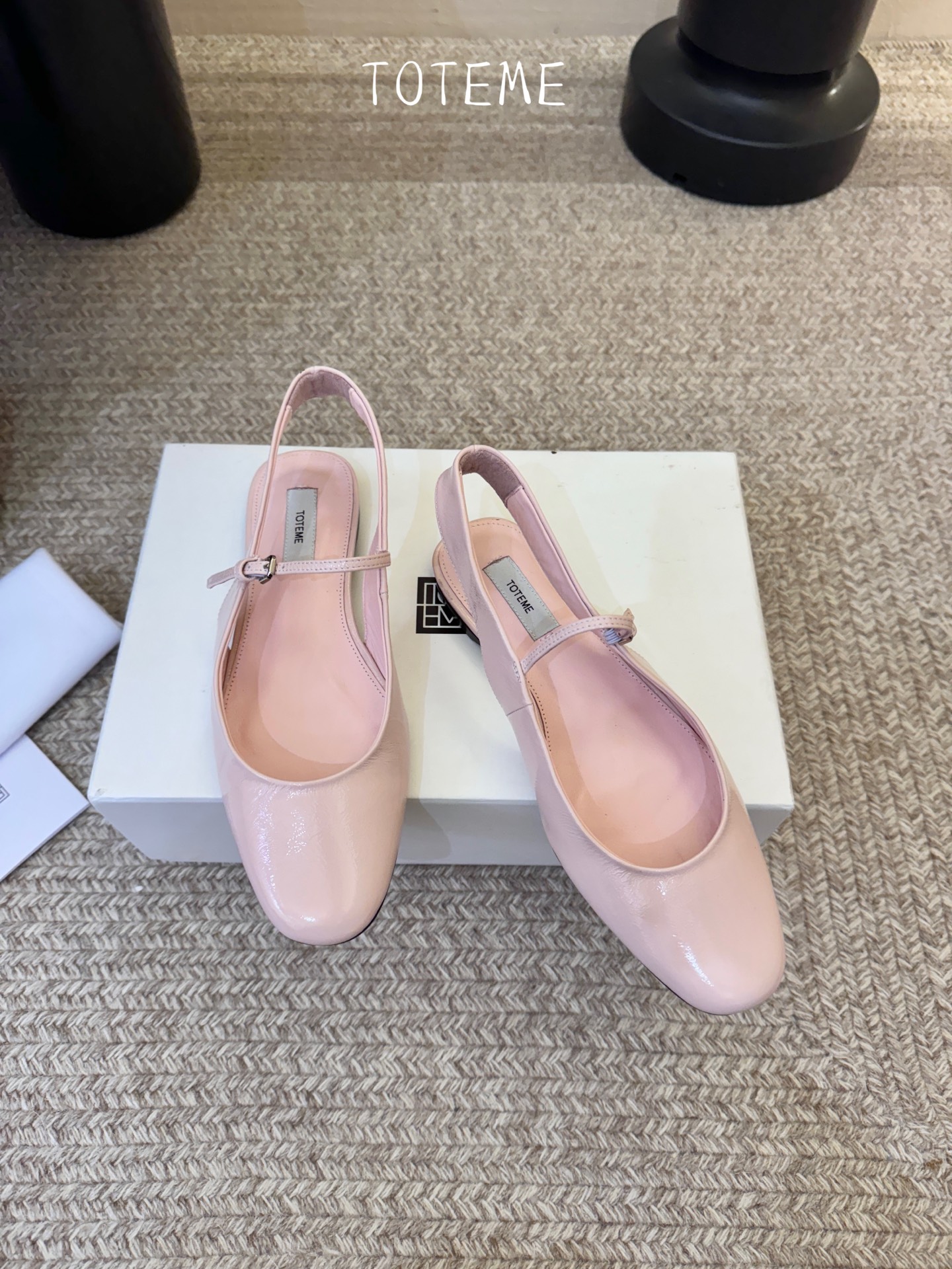 TOTEM*26ss早春新款经典后空玛丽珍单鞋一眼沦陷的北欧极简设计，将TOTEME的清冷高级感完美诠释