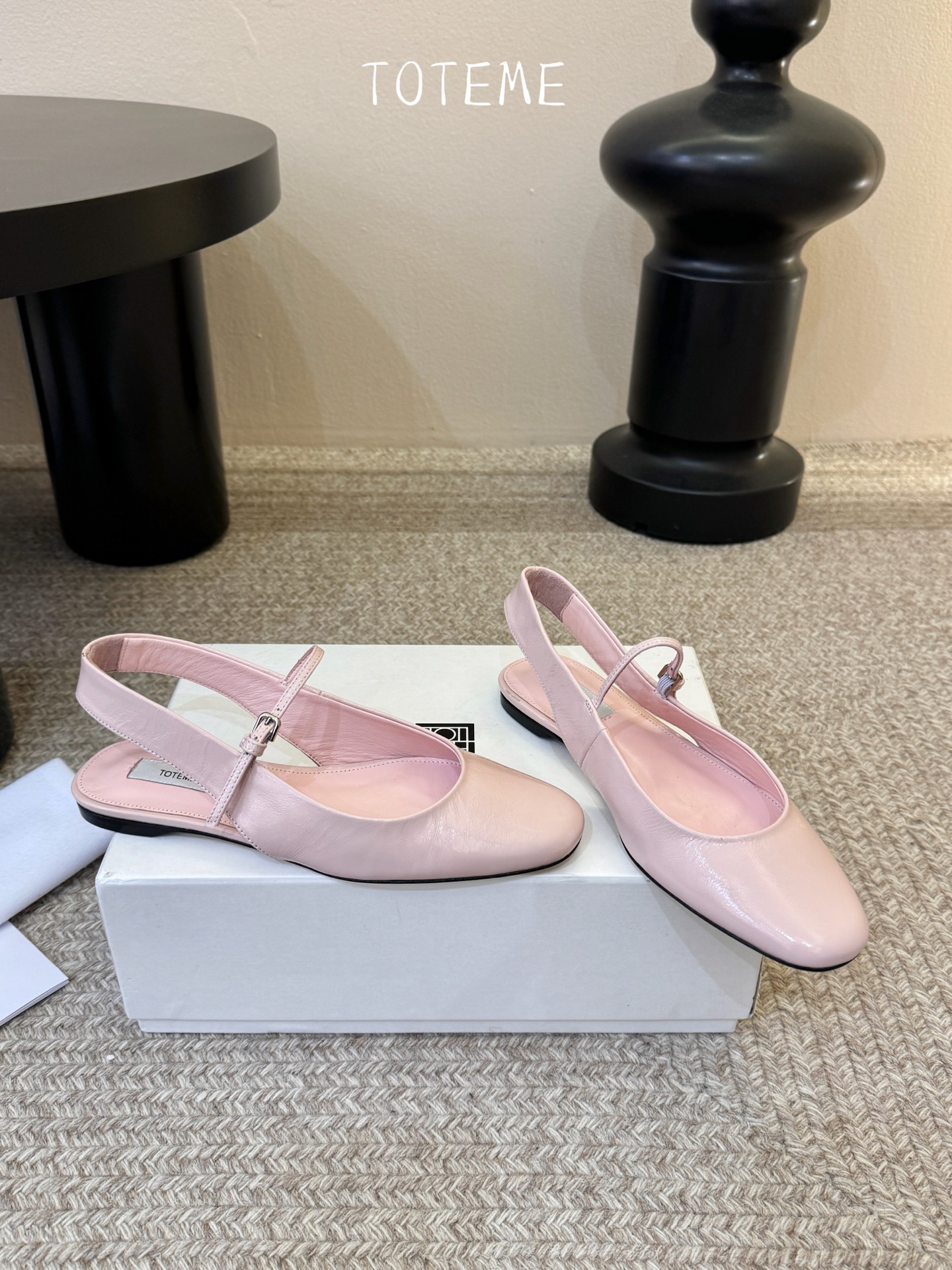 TOTEM*26ss早春新款经典后空玛丽珍单鞋一眼沦陷的北欧极简设计，将TOTEME的清冷高级感完美诠释