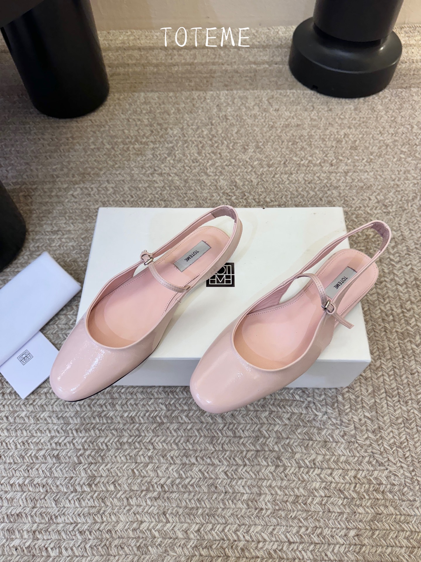 TOTEM*26ss早春新款经典后空玛丽珍单鞋一眼沦陷的北欧极简设计，将TOTEME的清冷高级感完美诠释