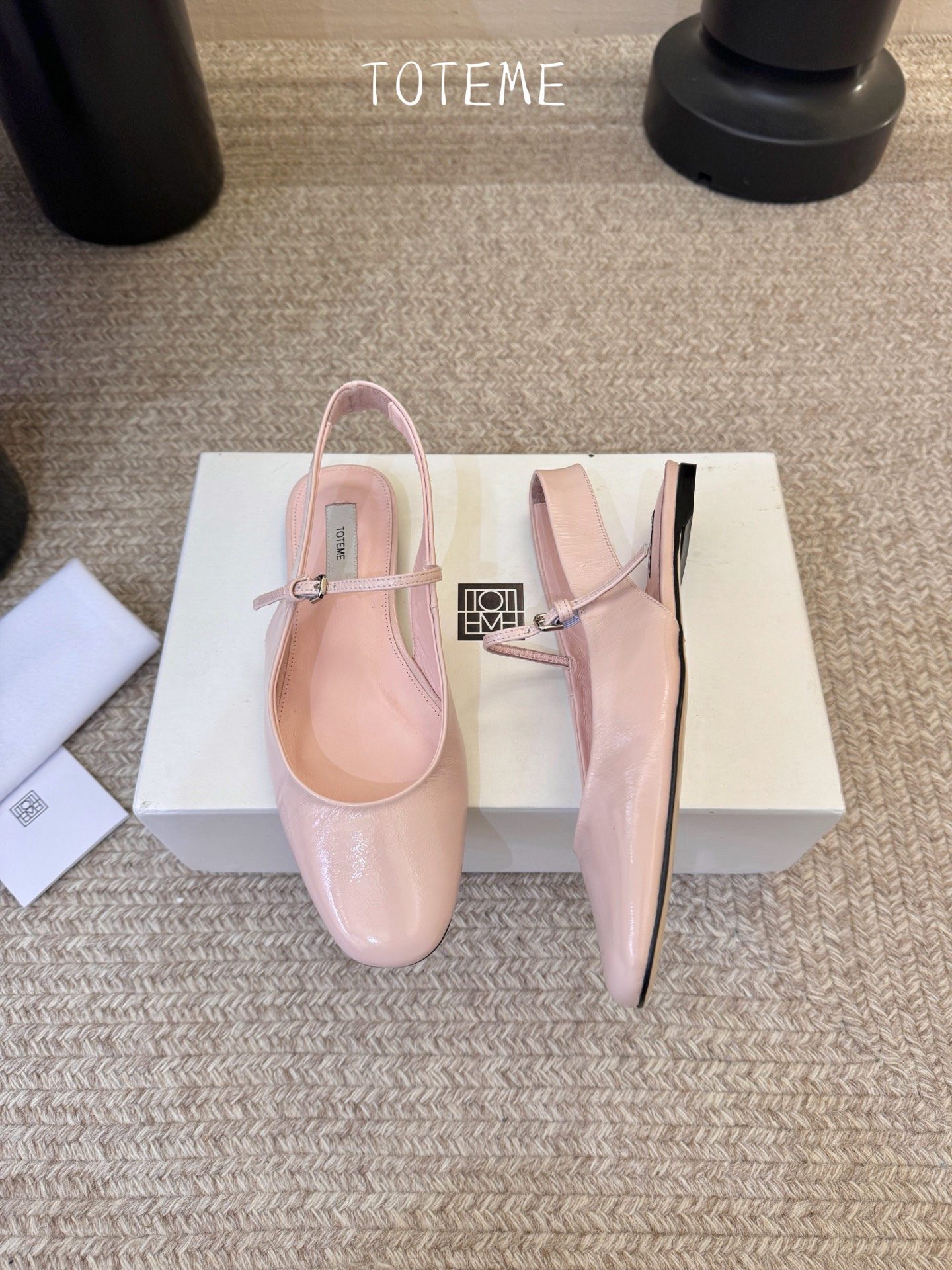 TOTEM*26ss早春新款经典后空玛丽珍单鞋一眼沦陷的北欧极简设计，将TOTEME的清冷高级感完美诠释