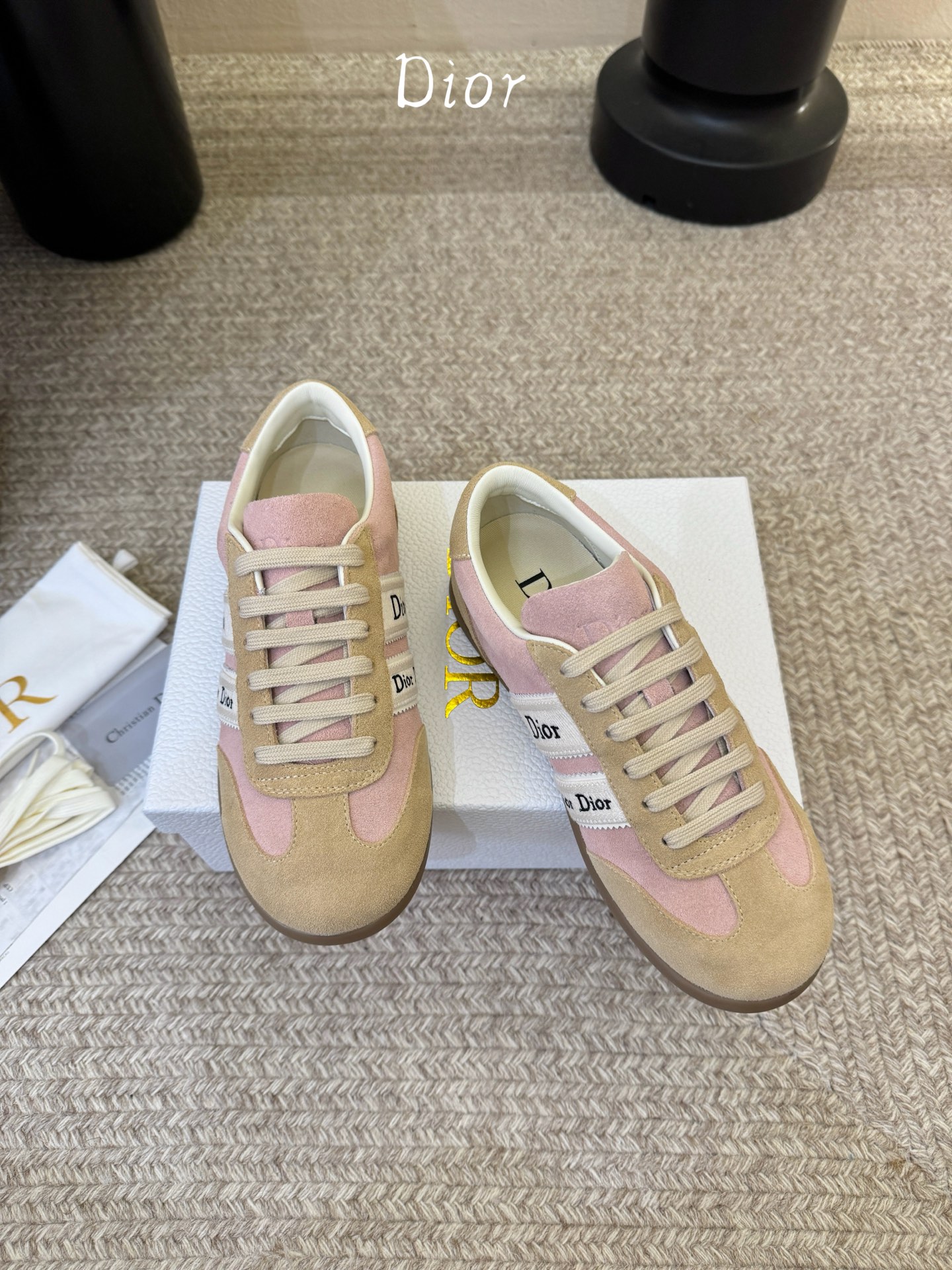 Dior Ribbon 织带刺绣运动鞋 复古德训鞋这款 Dior Ribbon 运动鞋是 2026 春夏