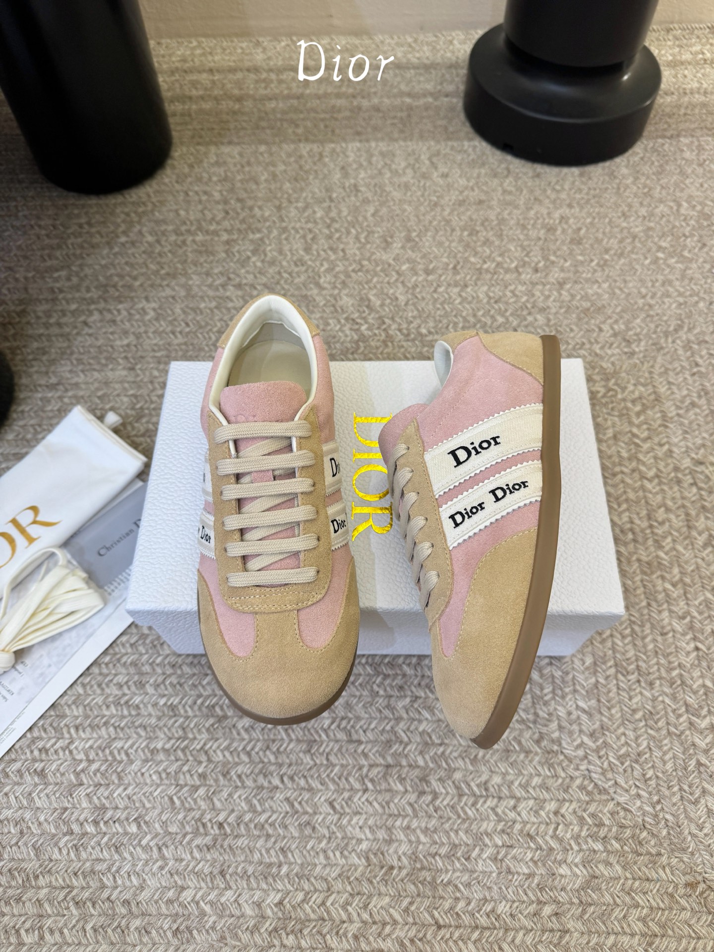 Dior Ribbon 织带刺绣运动鞋 复古德训鞋这款 Dior Ribbon 运动鞋是 2026 春夏