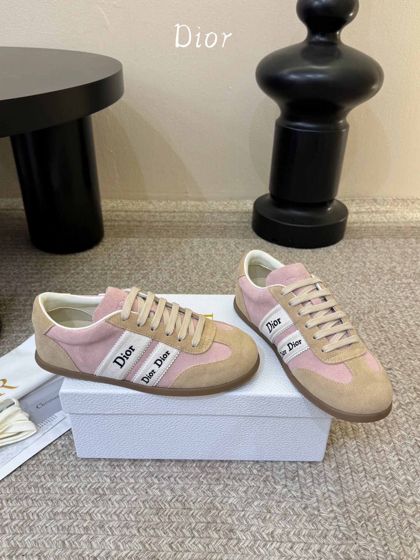 Dior Ribbon 织带刺绣运动鞋 复古德训鞋这款 Dior Ribbon 运动鞋是 2026 春夏