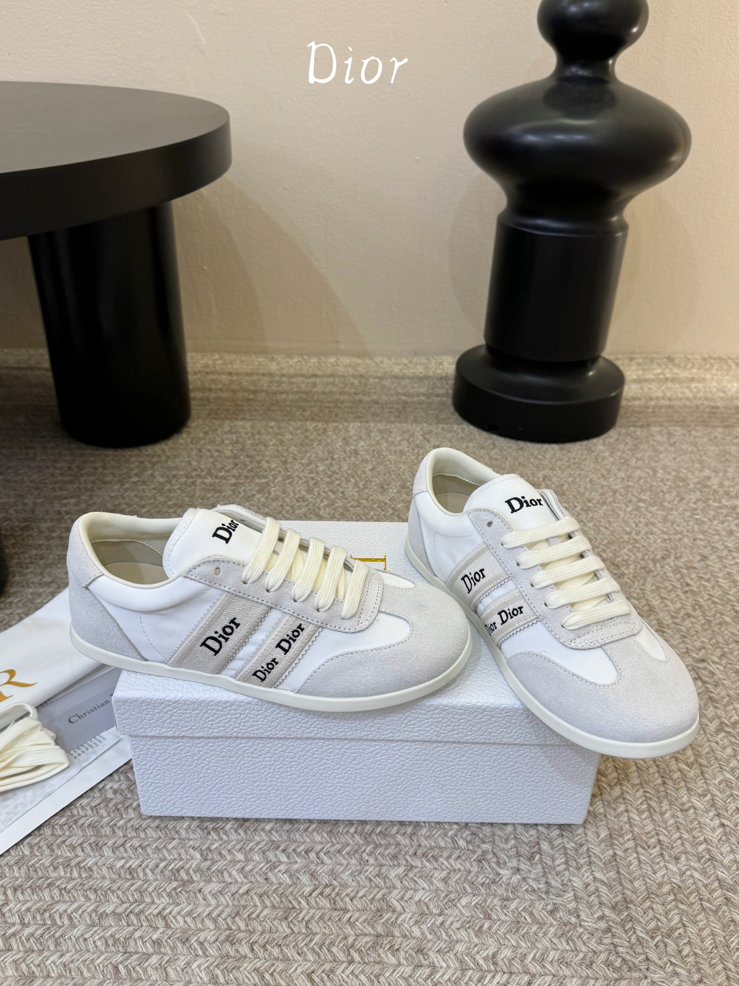 Dior Ribbon 织带刺绣运动鞋 复古德训鞋这款 Dior Ribbon 运动鞋是 2026 春夏