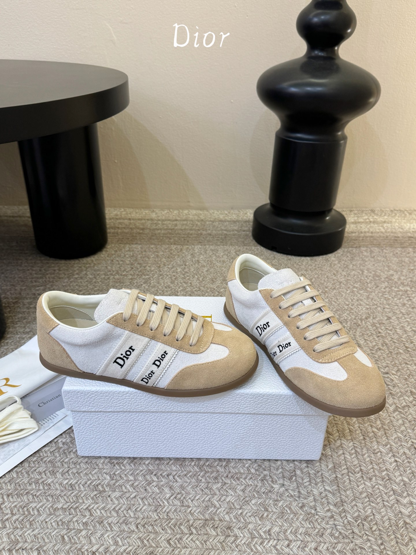 Dior Ribbon 织带刺绣运动鞋 复古德训鞋这款 Dior Ribbon 运动鞋是 2026 春夏