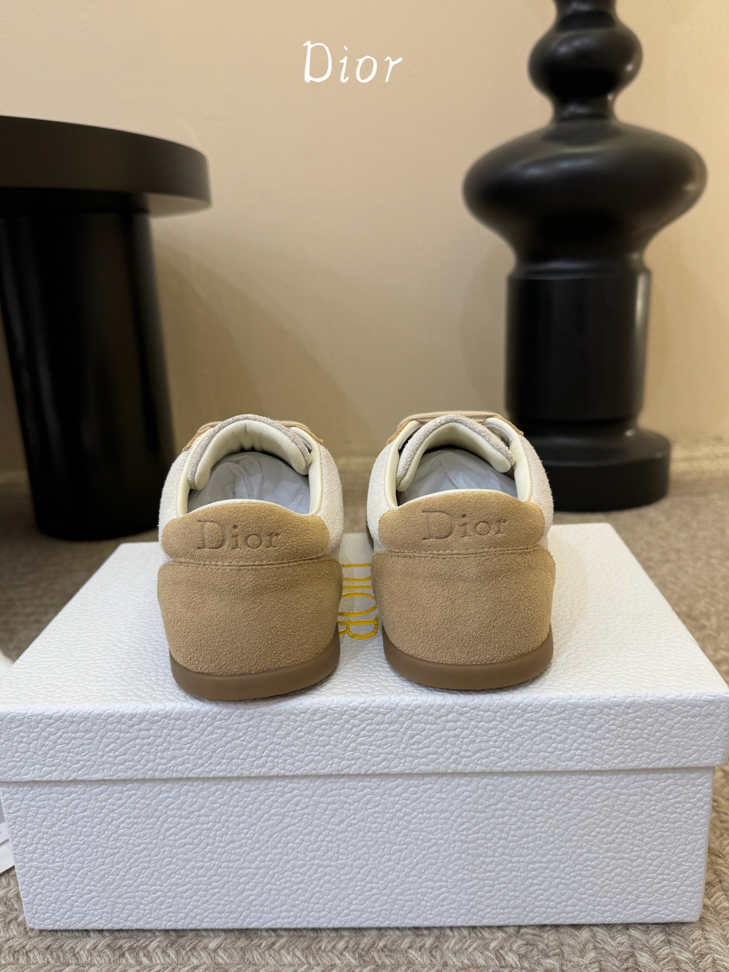 Dior Ribbon 织带刺绣运动鞋 复古德训鞋这款 Dior Ribbon 运动鞋是 2026 春夏