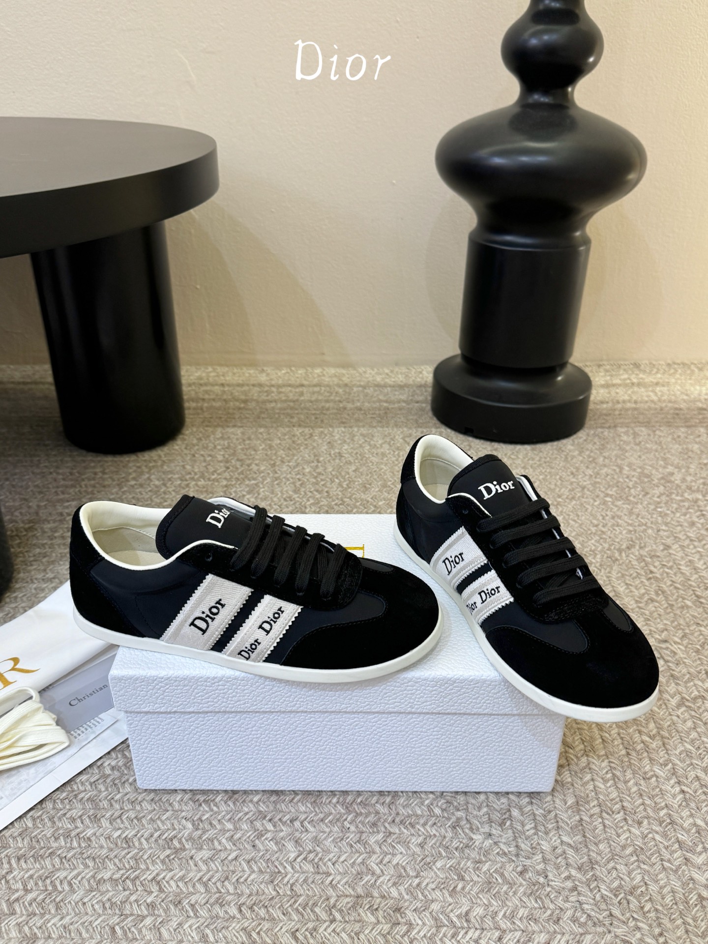 Dior Ribbon 织带刺绣运动鞋 复古德训鞋这款 Dior Ribbon 运动鞋是 2026 春夏