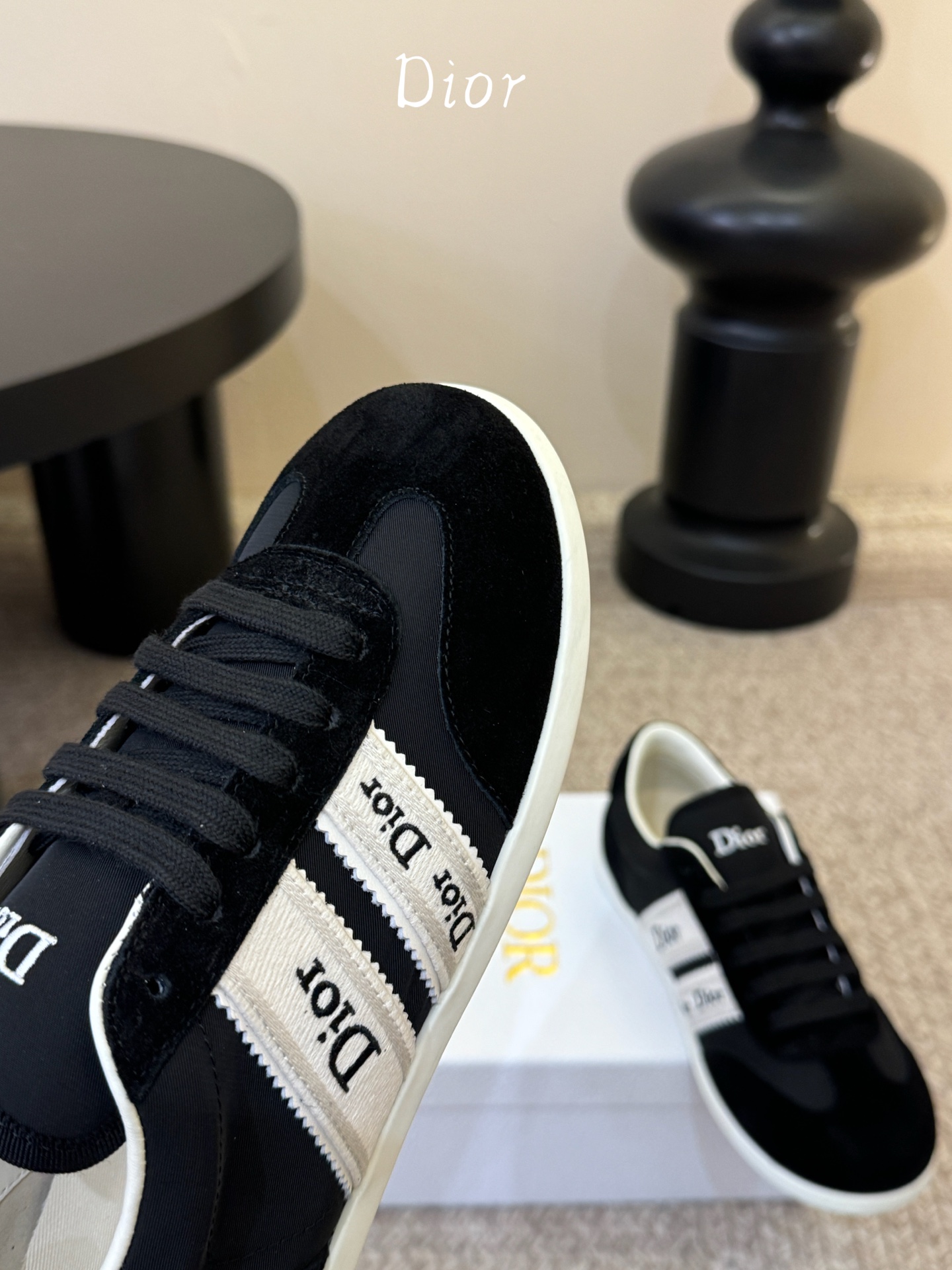 Dior Ribbon 织带刺绣运动鞋 复古德训鞋这款 Dior Ribbon 运动鞋是 2026 春夏