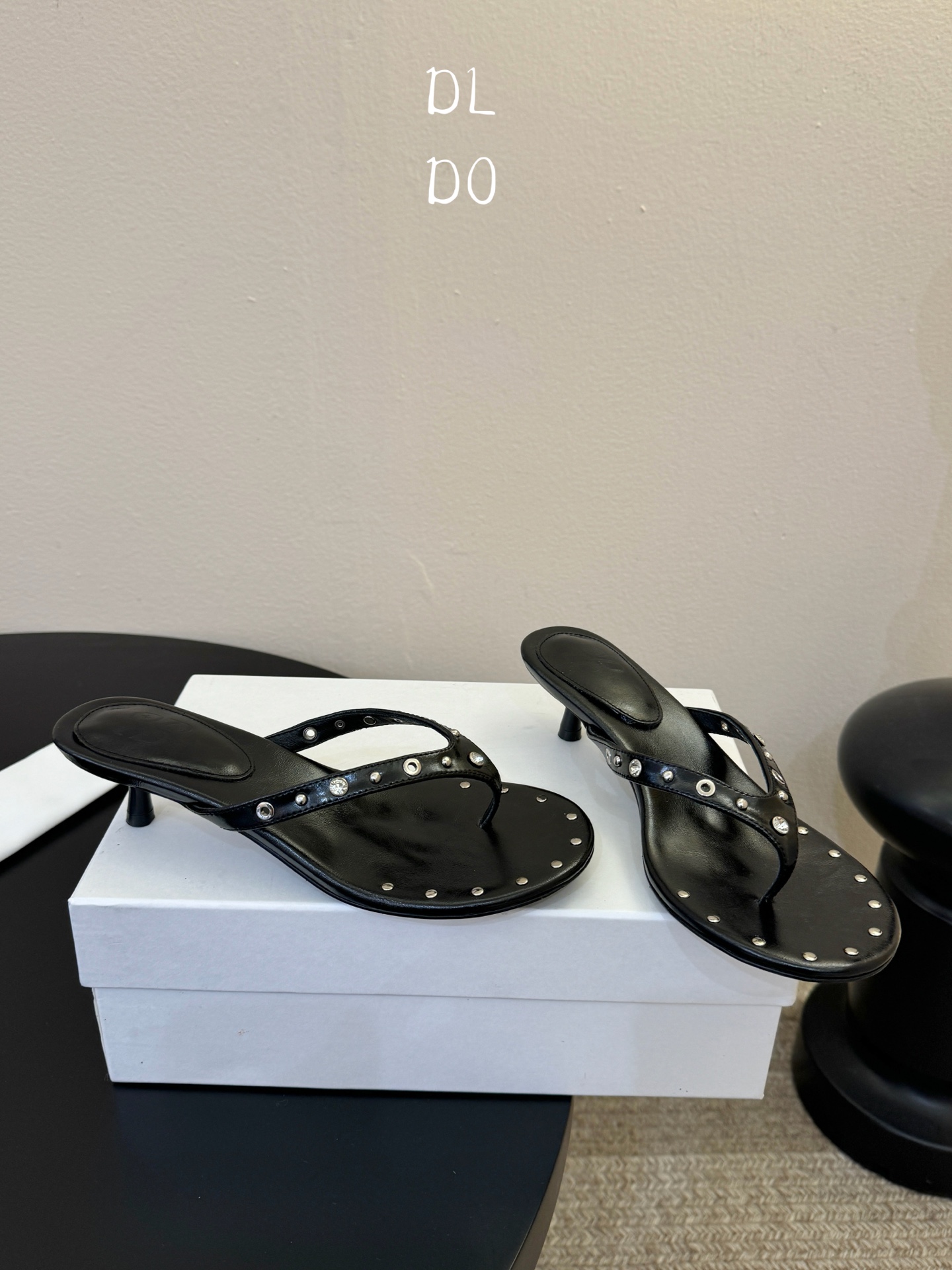 带根ODT*26SS春夏新款铆钉水钻夹脚低跟人字拖经典人字拖型自带松弛感，铆钉+水钻的组合瞬间提升精致度