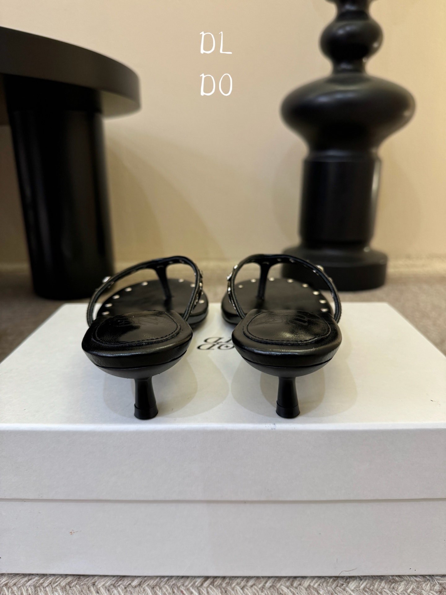 带根ODT*26SS春夏新款铆钉水钻夹脚低跟人字拖经典人字拖型自带松弛感，铆钉+水钻的组合瞬间提升精致度