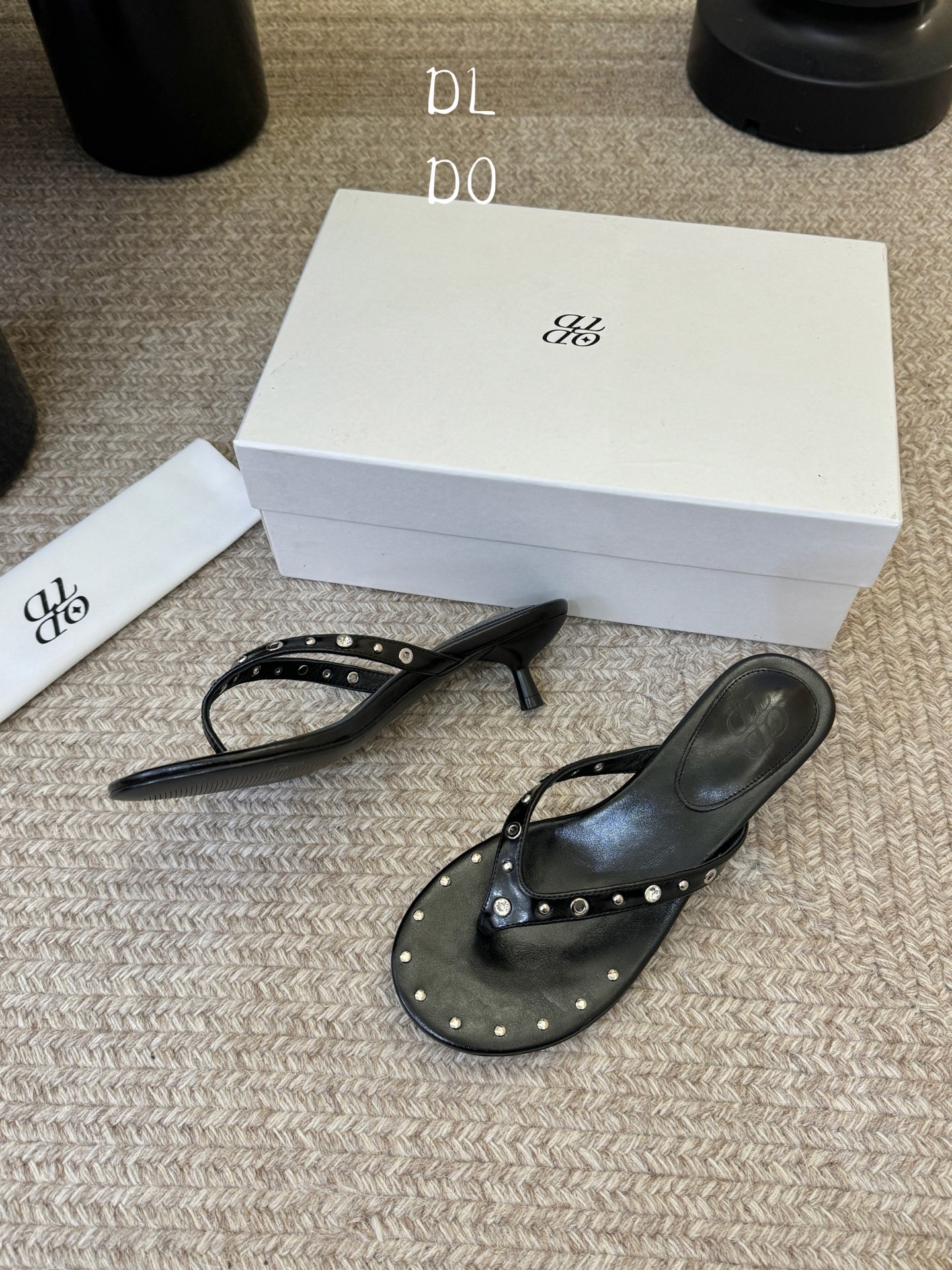 带根ODT*26SS春夏新款铆钉水钻夹脚低跟人字拖经典人字拖型自带松弛感，铆钉+水钻的组合瞬间提升精致度