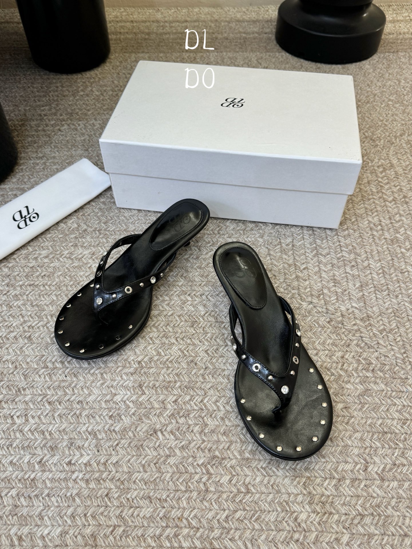 带根ODT*26SS春夏新款铆钉水钻夹脚低跟人字拖经典人字拖型自带松弛感，铆钉+水钻的组合瞬间提升精致度