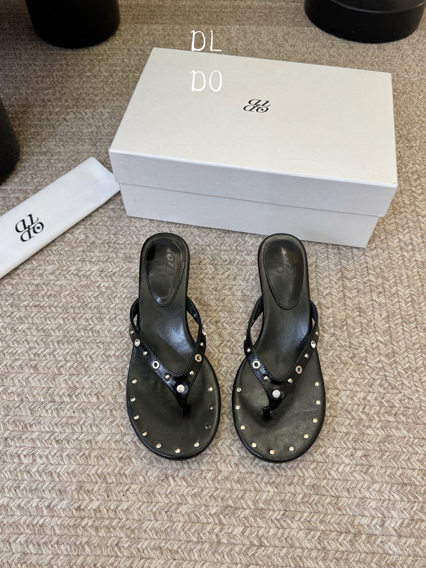 带根ODT*26SS春夏新款铆钉水钻夹脚低跟人字拖经典人字拖型自带松弛感，铆钉+水钻的组合瞬间提升精致度