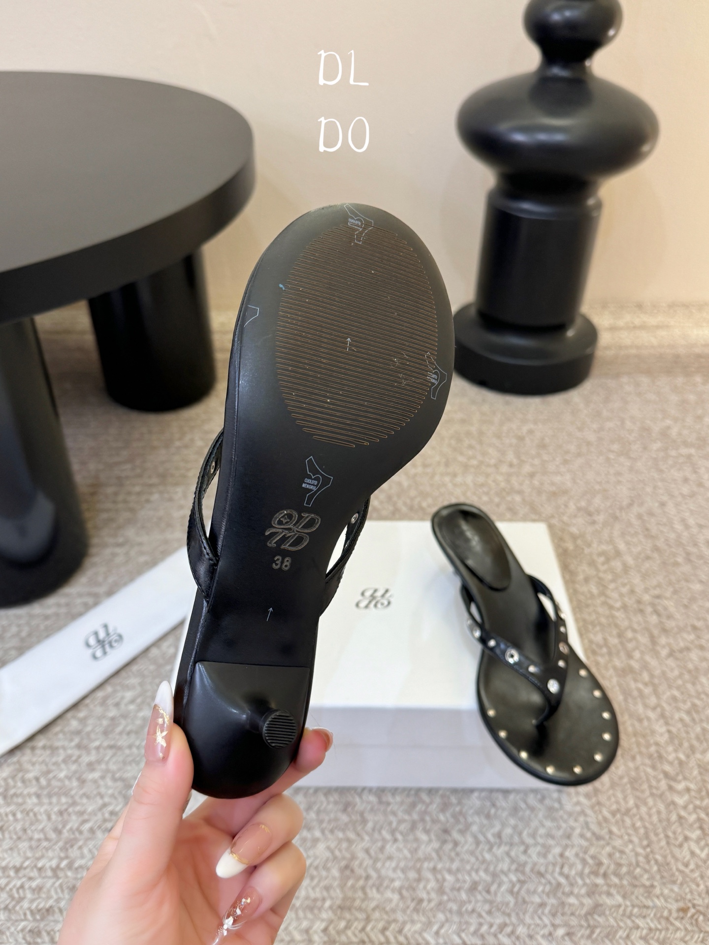 带根ODT*26SS春夏新款铆钉水钻夹脚低跟人字拖经典人字拖型自带松弛感，铆钉+水钻的组合瞬间提升精致度