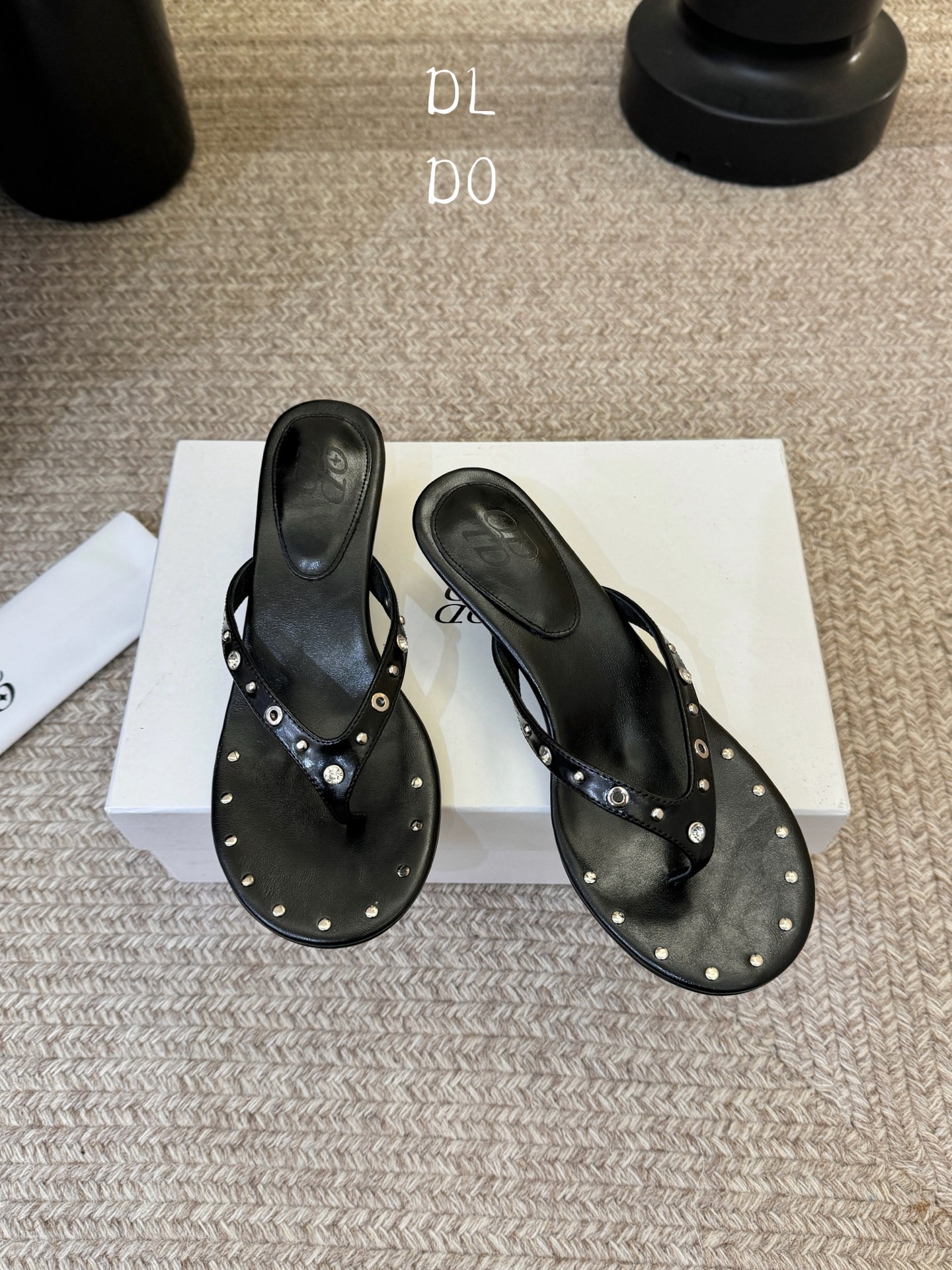 带根ODT*26SS春夏新款铆钉水钻夹脚低跟人字拖经典人字拖型自带松弛感，铆钉+水钻的组合瞬间提升精致度