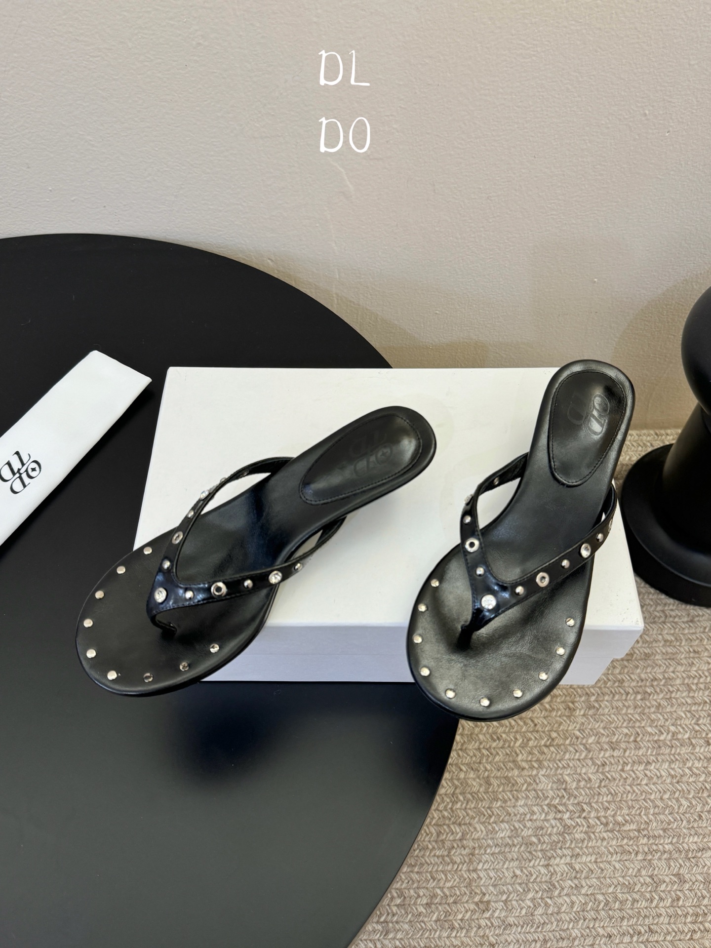 带根ODT*26SS春夏新款铆钉水钻夹脚低跟人字拖经典人字拖型自带松弛感，铆钉+水钻的组合瞬间提升精致度