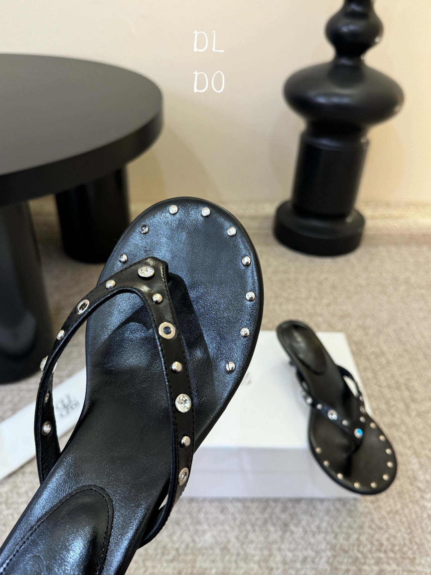 带根ODT*26SS春夏新款铆钉水钻夹脚低跟人字拖经典人字拖型自带松弛感，铆钉+水钻的组合瞬间提升精致度