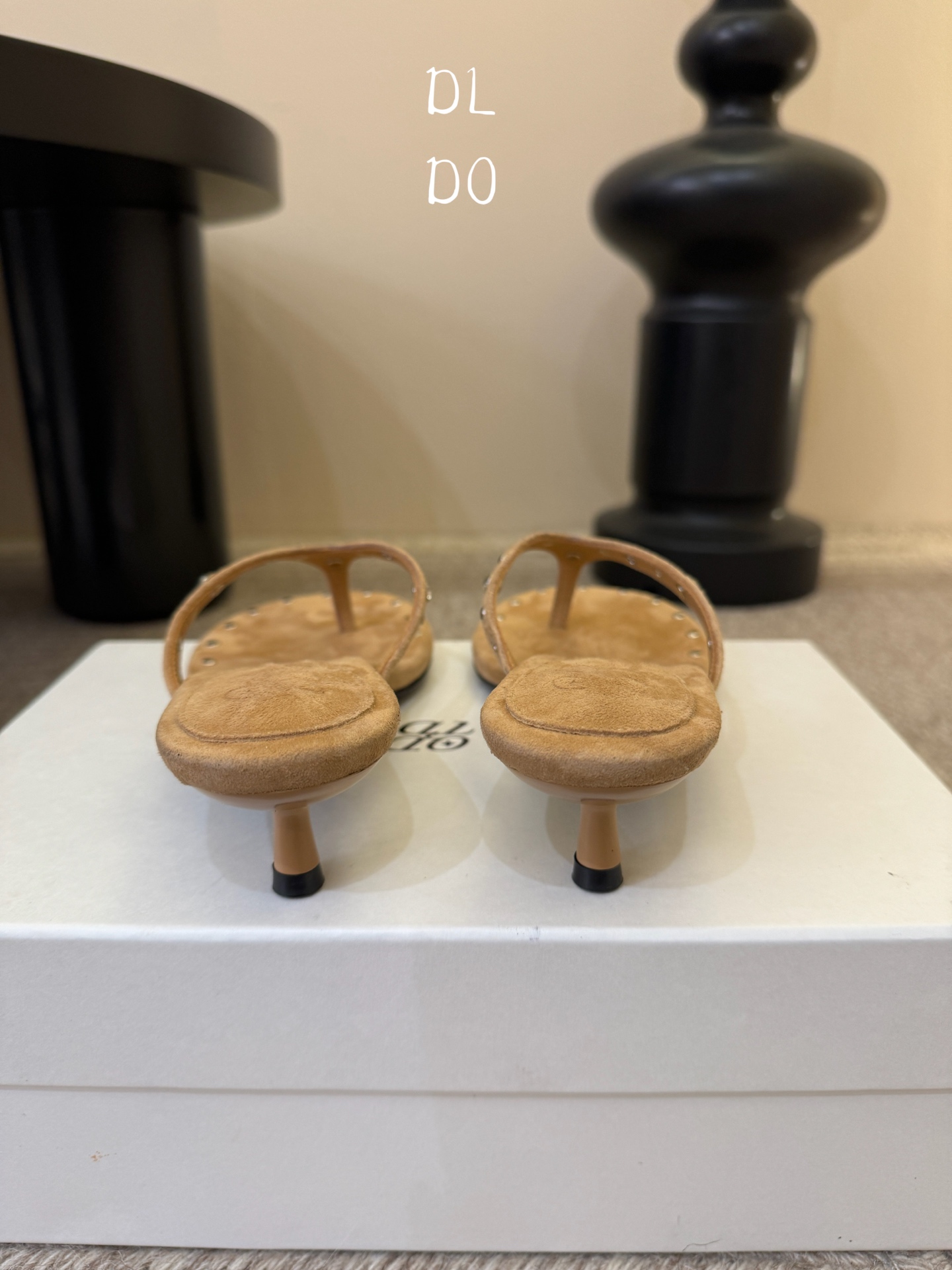 带根ODT*26SS春夏新款铆钉水钻夹脚低跟人字拖经典人字拖型自带松弛感，铆钉+水钻的组合瞬间提升精致度